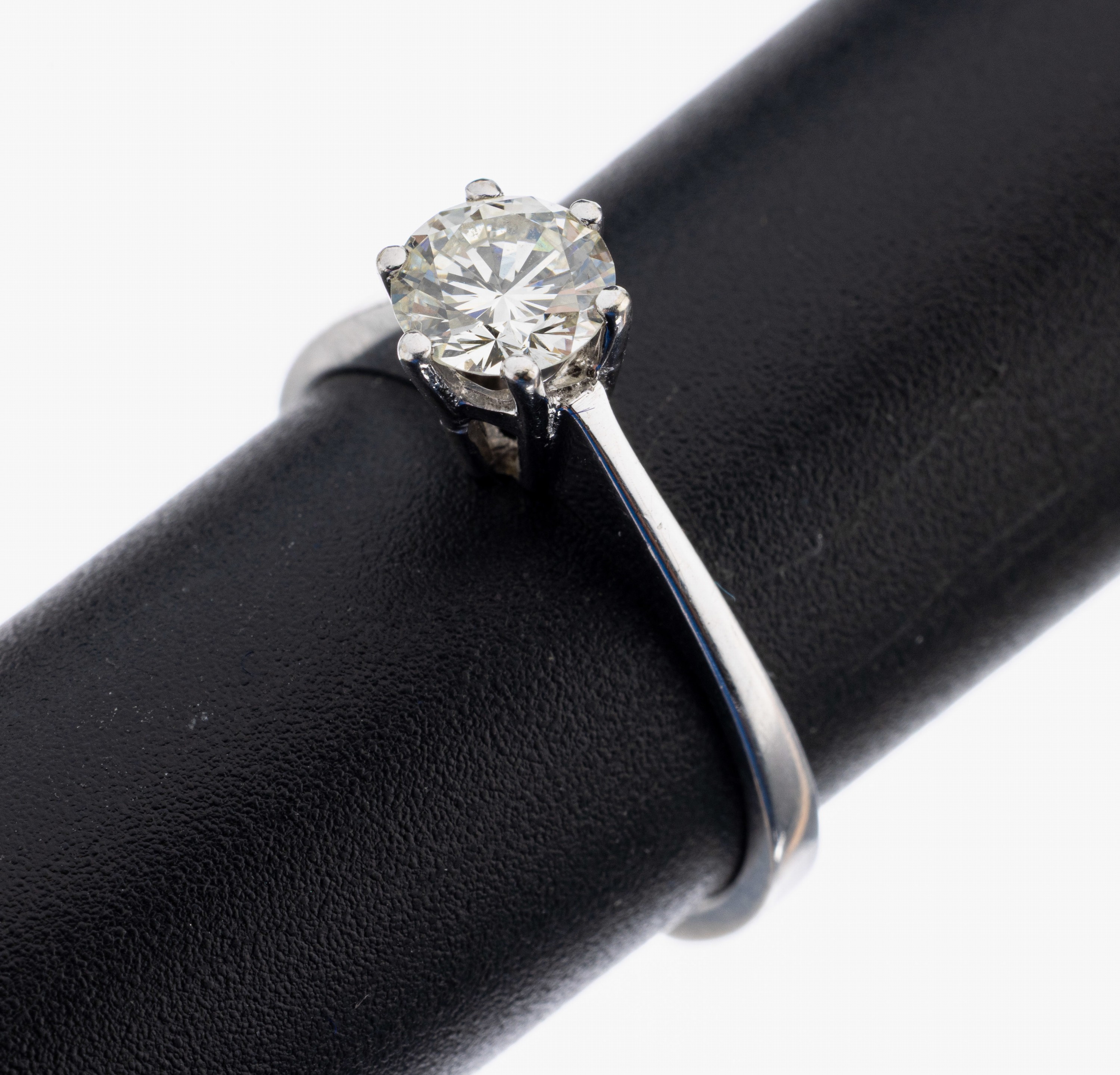 14 kt Gold Brillant-Ring, WG 585/000, Brillant ca. 0.62 ct (grav.) l.get.Weiß/vs, RW 54, ca. 2.6 g
