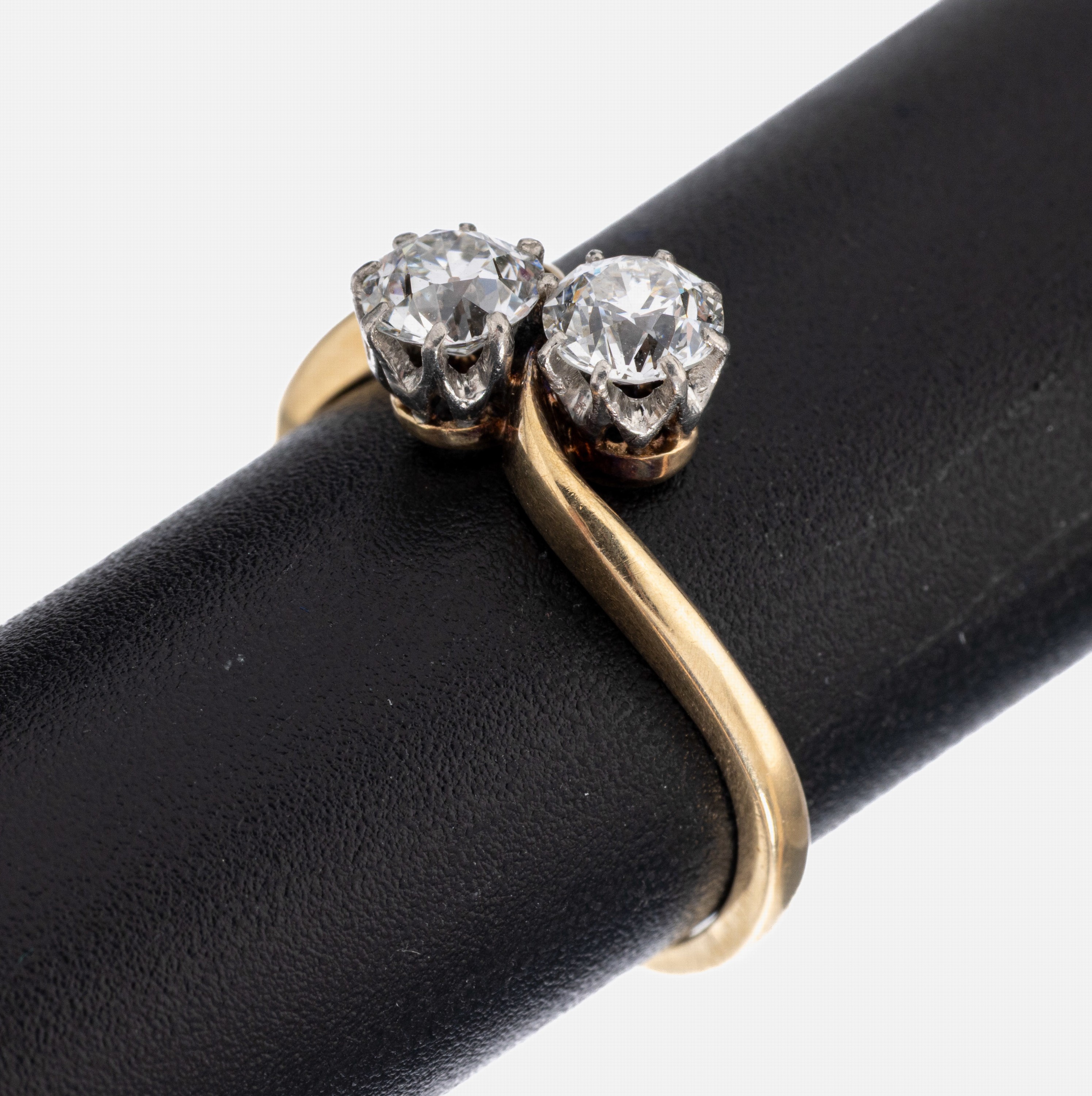 14 kt Gold Diamant-Ring, um 1900, GG 585/000, 2 in Platin gefasste Altschliff- diamanten zus. ca. 0.60 ct feines Weiß- Weiß/si, RW 51, ca. 2.6 g