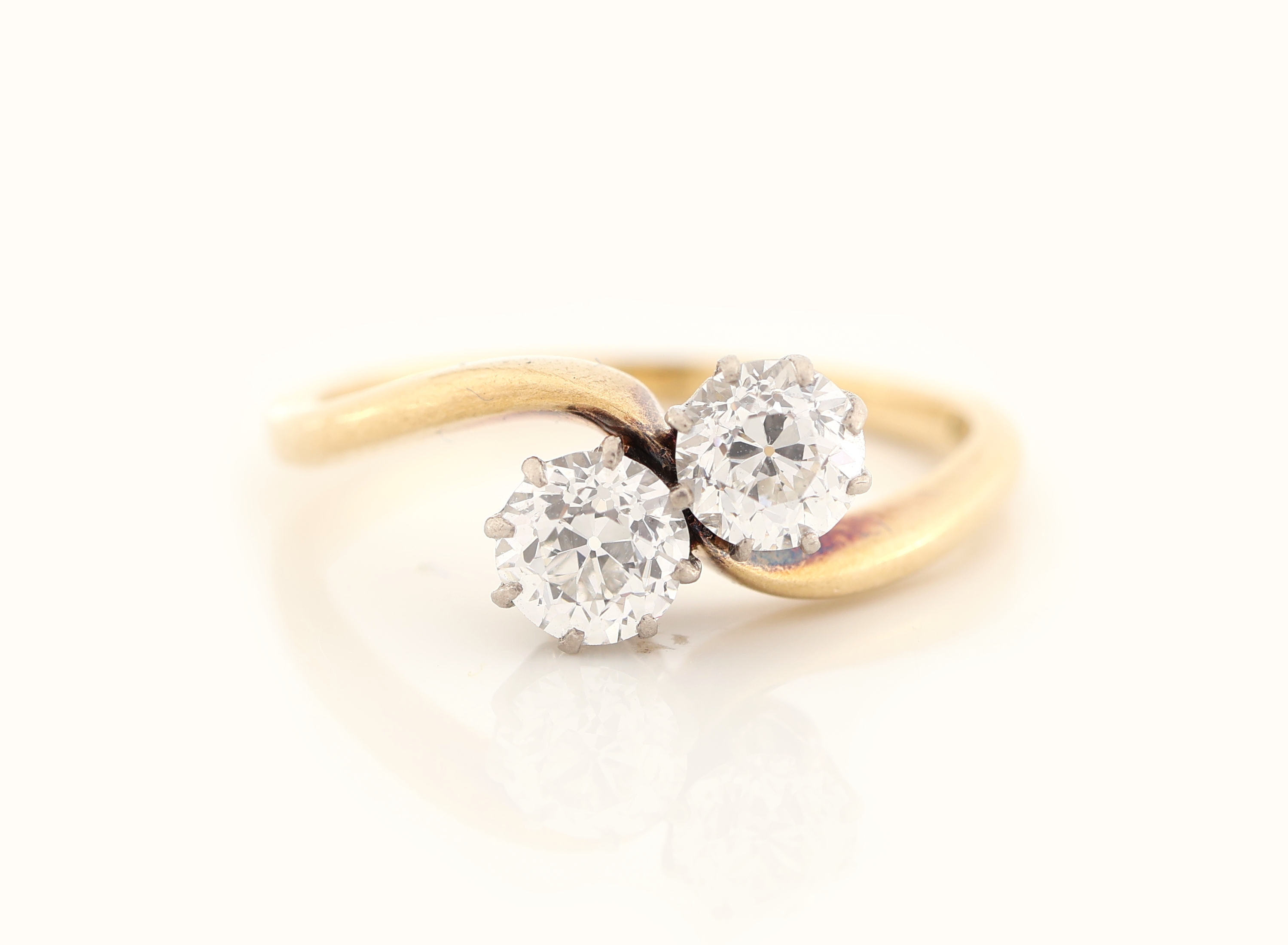 Detail a: 14 kt Gold Diamant-Ring, um 1900, GG 585/000, 2 in Platin gefasste Altschliff- diamanten zus. ca. 0.60 ct feines Weiß- Weiß/si, RW 51, ca. 2.6 g
