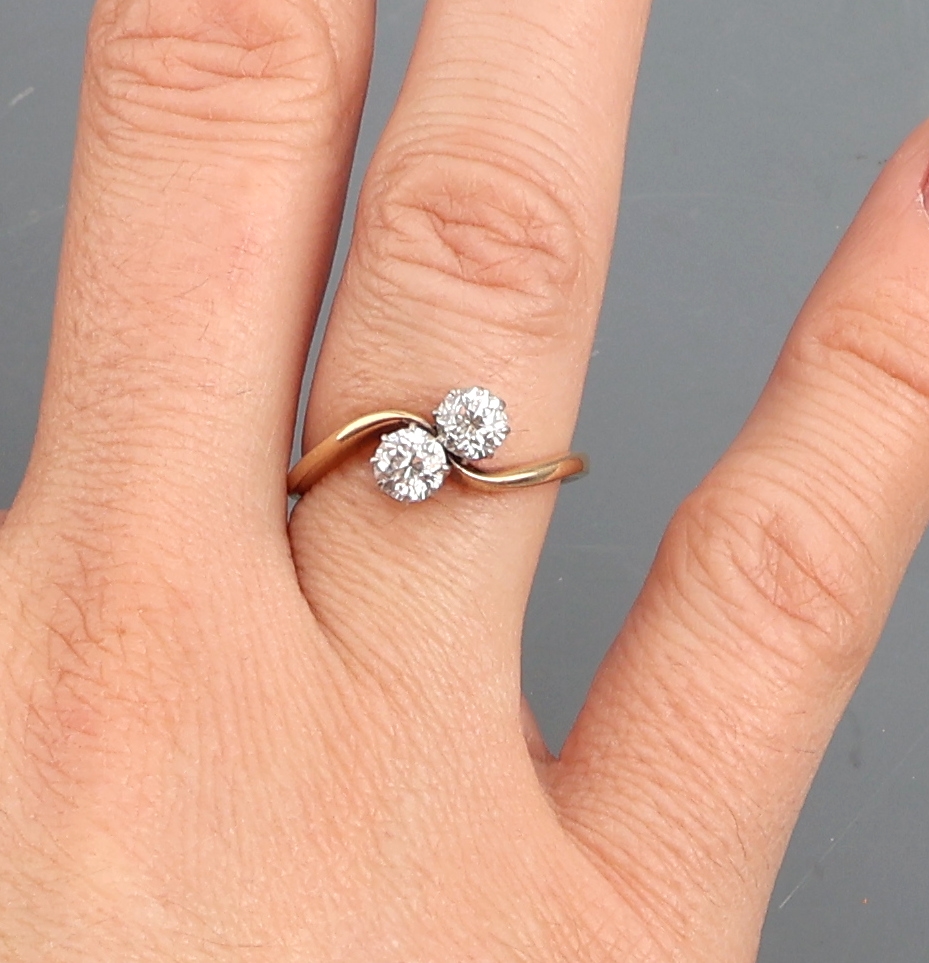 Detail c: 14 kt Gold Diamant-Ring, um 1900, GG 585/000, 2 in Platin gefasste Altschliff- diamanten zus. ca. 0.60 ct feines Weiß- Weiß/si, RW 51, ca. 2.6 g