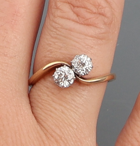 Detail d: 14 kt Gold Diamant-Ring, um 1900, GG 585/000, 2 in Platin gefasste Altschliff- diamanten zus. ca. 0.60 ct feines Weiß- Weiß/si, RW 51, ca. 2.6 g