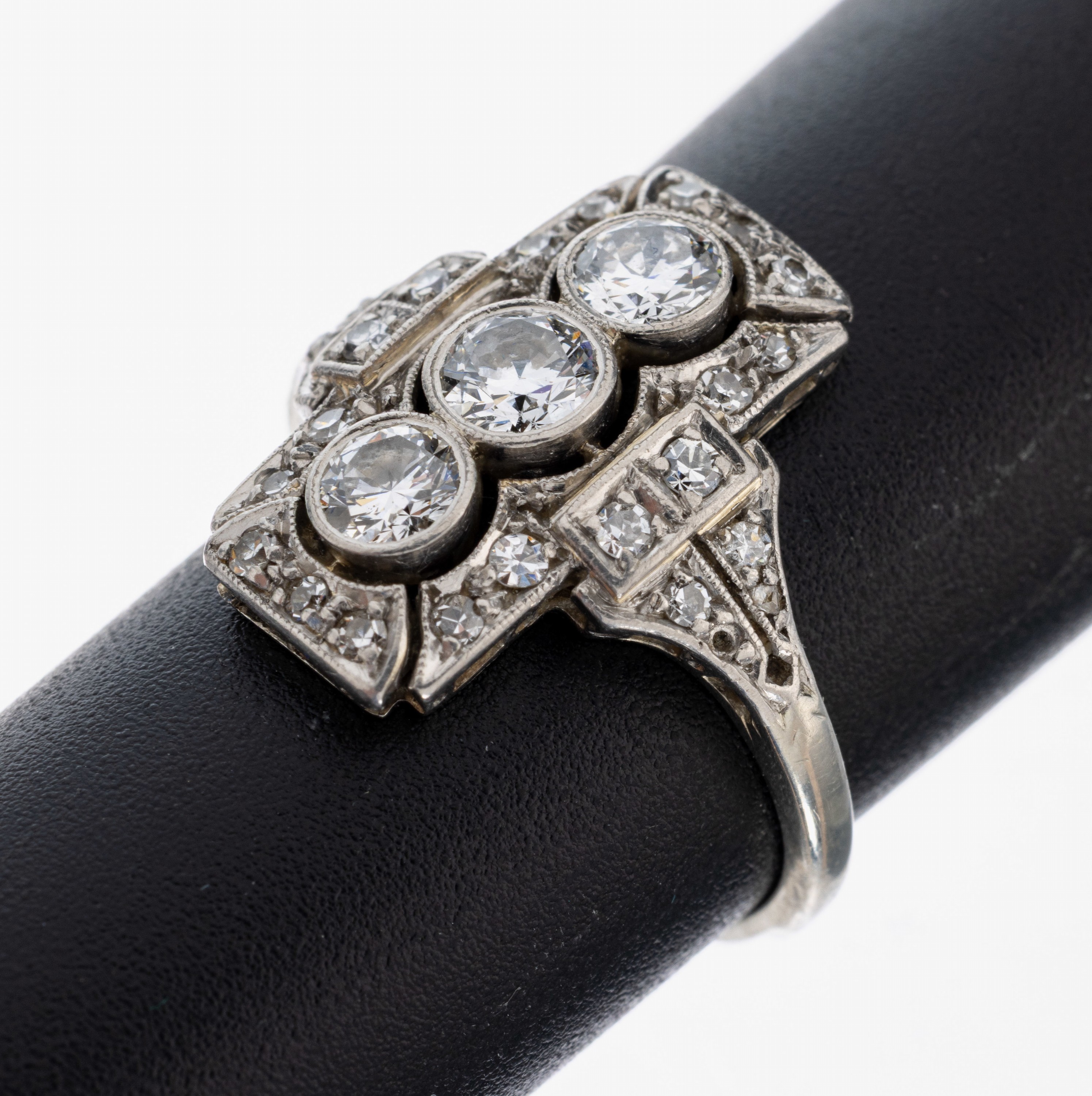 Image 26986403 - 14 kt Gold Diamant-Ring, um 1930, WG 585/000 gepr., mittig 3 Brillanten zus. ca. 0.55 ...