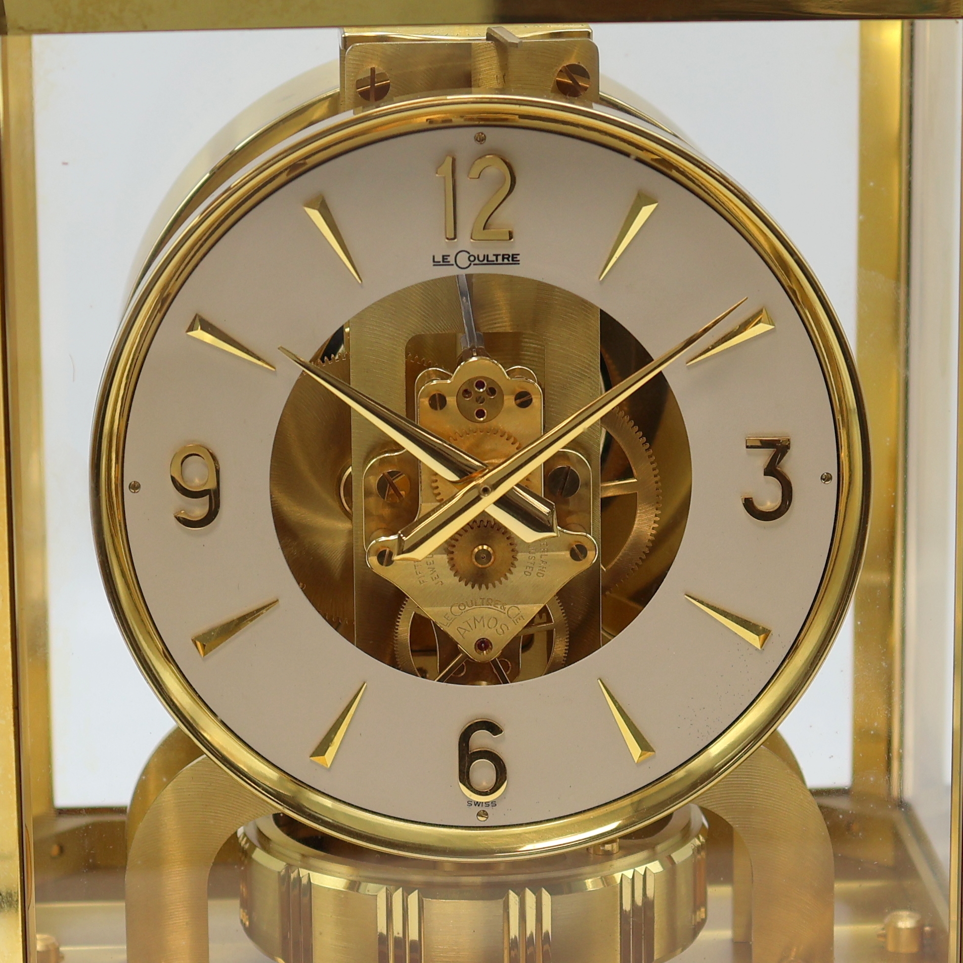 Detail a: LeCoultre Tischuhr Serie Atmos Referenz 5090, Schweiz um 1960, verg. Geh. 5-seitig verglast, silb. Ring-Zifferbl. m. gold. Ind., Dauphinezeiger, ...