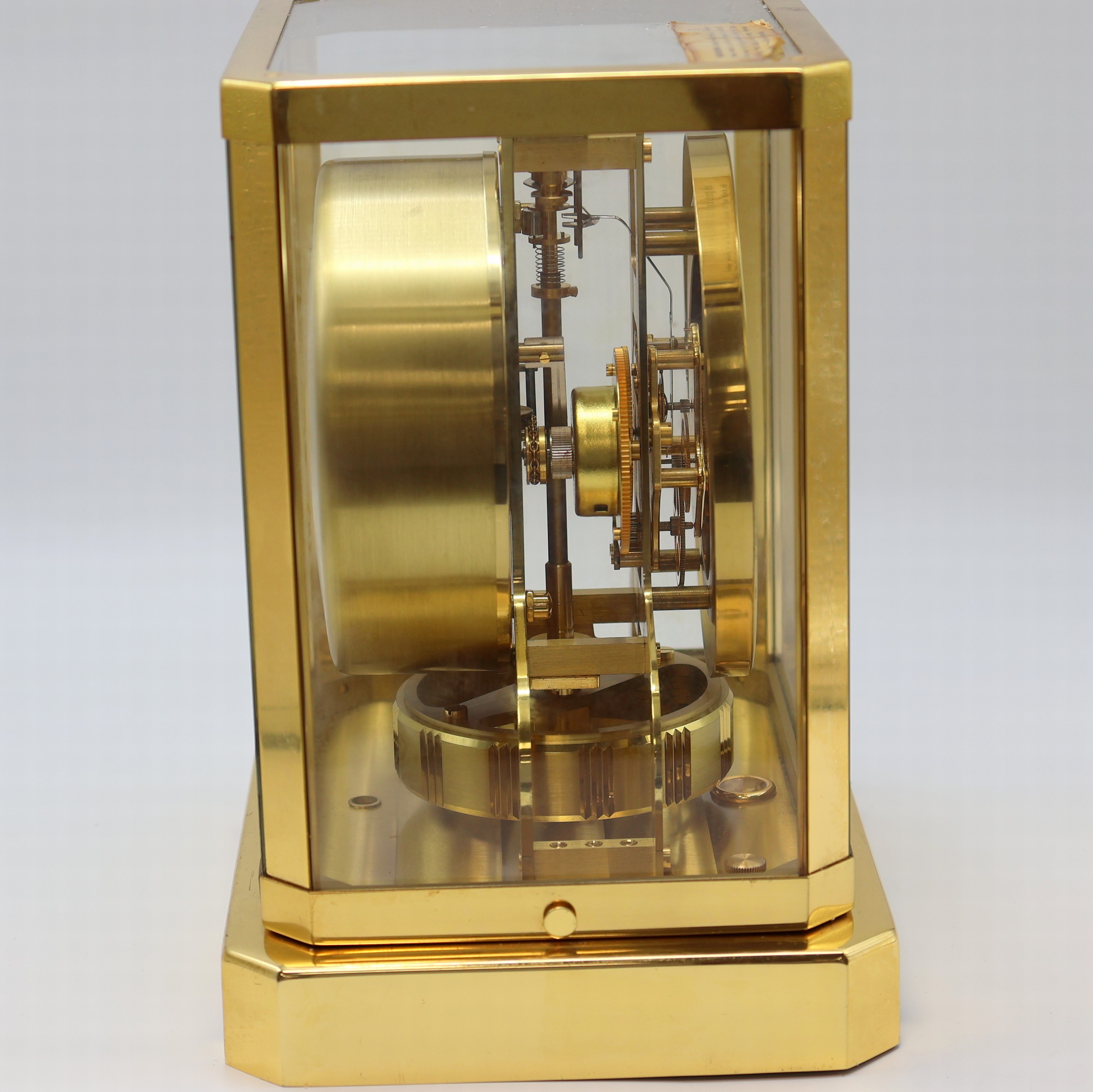 Detail b: LeCoultre Tischuhr Serie Atmos Referenz 5090, Schweiz um 1960, verg. Geh. 5-seitig verglast, silb. Ring-Zifferbl. m. gold. Ind., Dauphinezeiger, ...