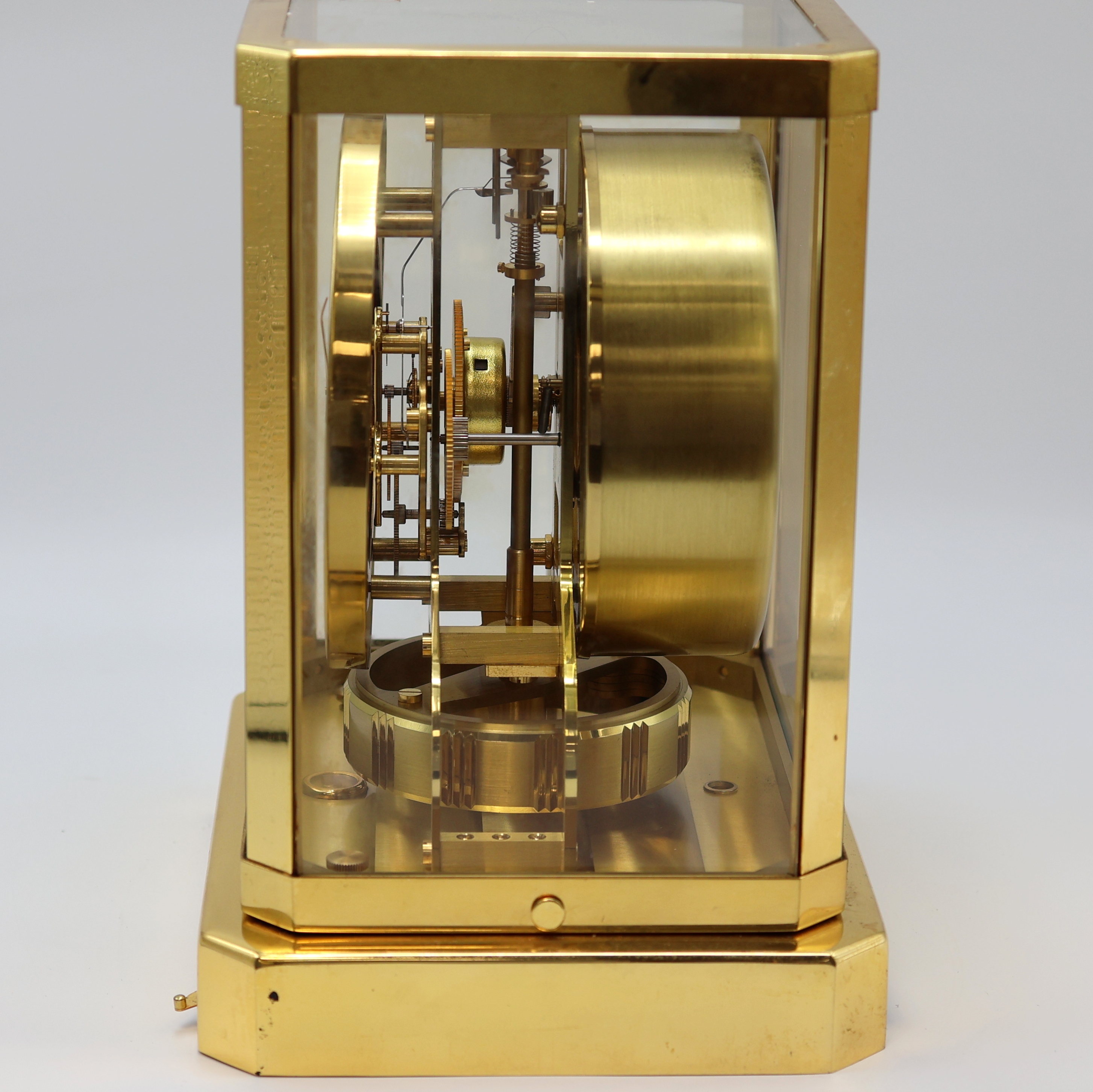 Detail d: LeCoultre Tischuhr Serie Atmos Referenz 5090, Schweiz um 1960, verg. Geh. 5-seitig verglast, silb. Ring-Zifferbl. m. gold. Ind., Dauphinezeiger, ...