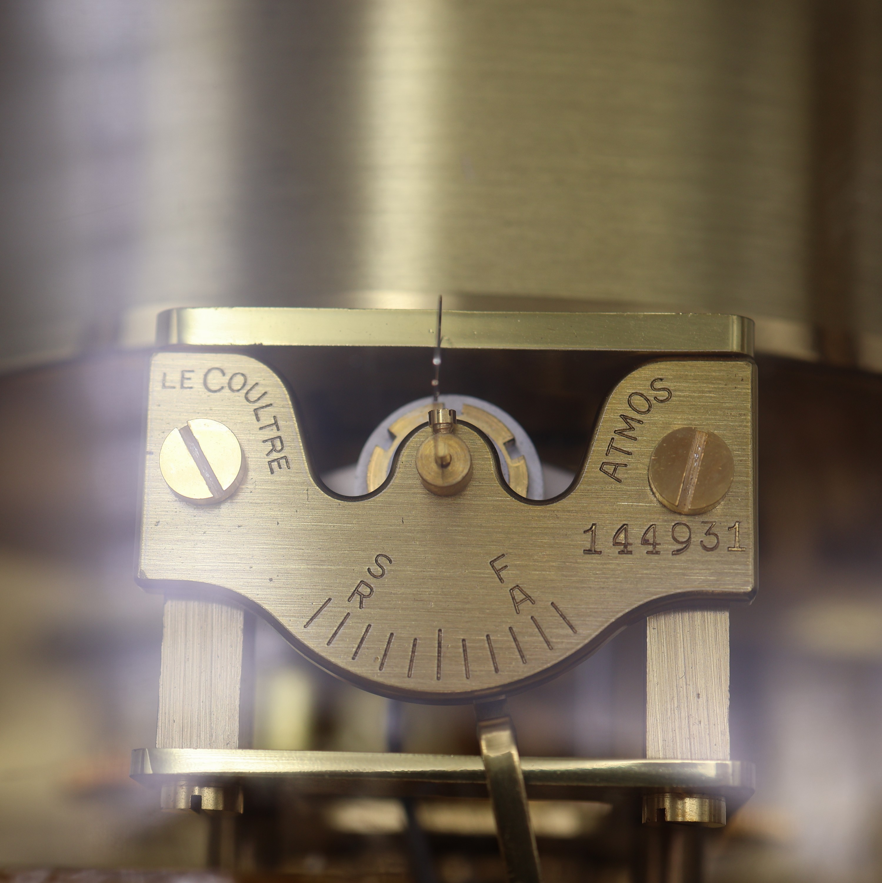 Detail e: LeCoultre Tischuhr Serie Atmos Referenz 5090, Schweiz um 1960, verg. Geh. 5-seitig verglast, silb. Ring-Zifferbl. m. gold. Ind., Dauphinezeiger, ...