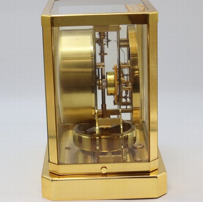 26986410b - LeCoultre Tischuhr Serie Atmos Referenz 5090, Schweiz um 1960, verg. Geh. 5-seitig ...