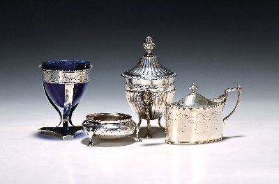 Image 26986490 - Vier Teile Tafelzubehör aus Silber, Saliere von 1790, graviert, auf drei Beinen, ...