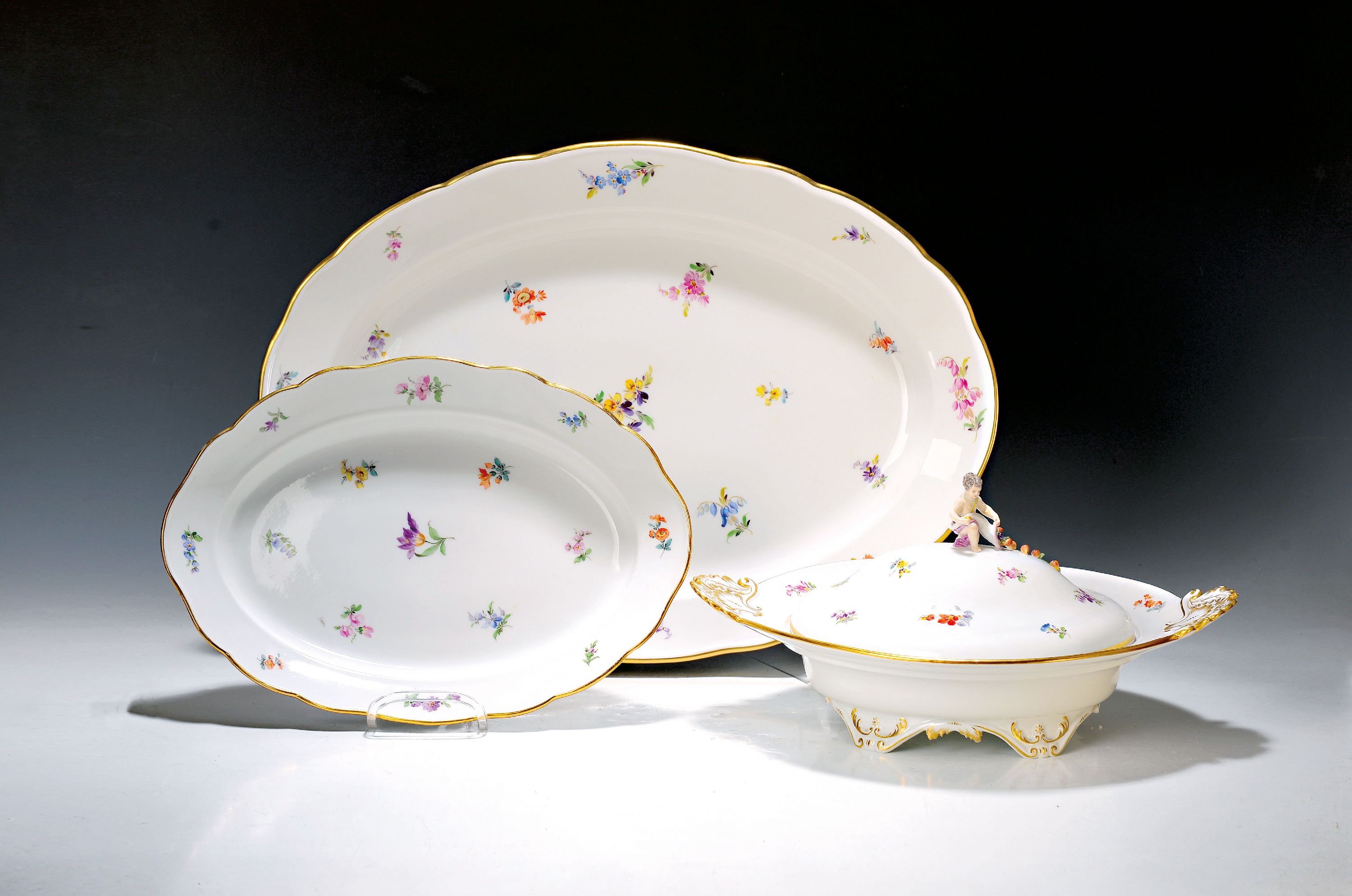 Image 26986505 - Deckelschüssel und zwei Platten, Meissen, um 1880/90, Knaufschwerter, gestreute ...
