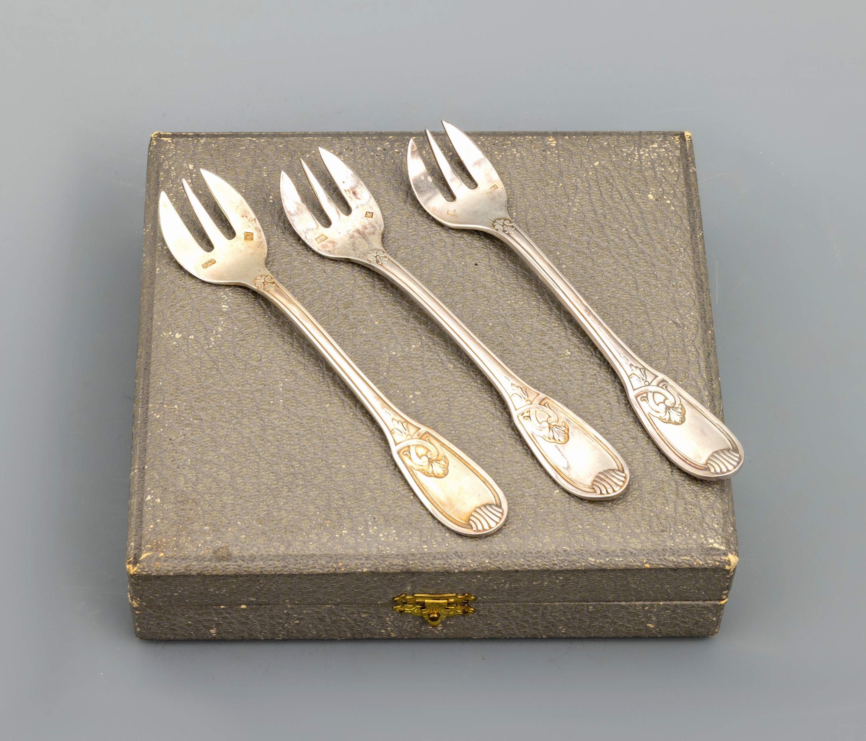 Set 12 Austerngabeln, Metall versilbert, Frankreich, floraler Entwurf mit Muschelornamenten, L. ca. 12.8 cm, Herstellermarke unged., in Etui
