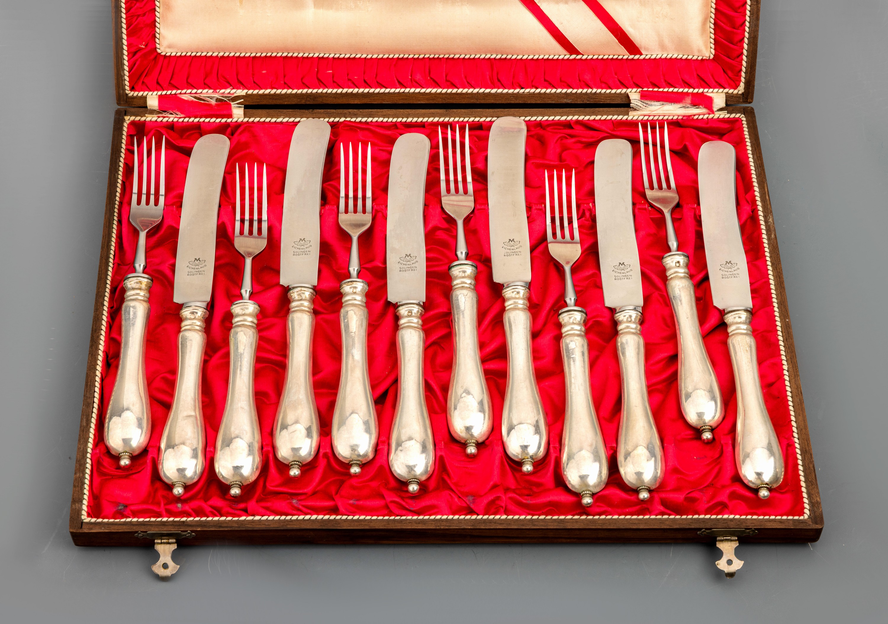 Besteck für 6 Personen, Österreich-Ungarn, Prag, 1872-1922, 800er Silber, 6 Menuemesser und 6 Menuegabeln, schlichtes zeitloses Design, Griffe ...