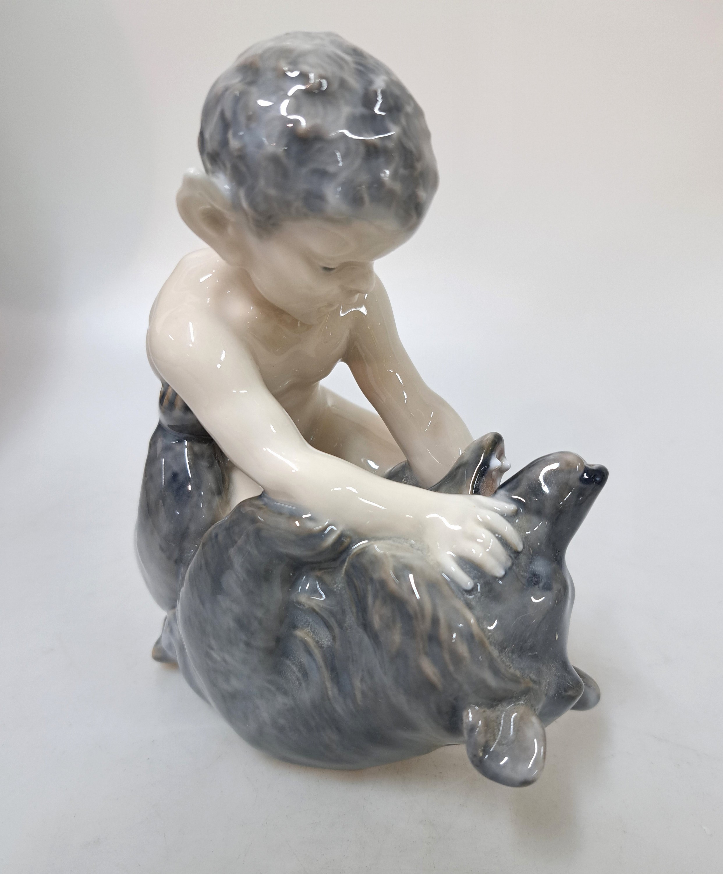 Detail e: Drei Porzellanfiguren, Royal Copenhagen, 20. Jh., Unterglasurbemalung, sitzender Faun mit Panflöte, H. ca. 13 cm, sitzender Faun mit Bär spielend, ...