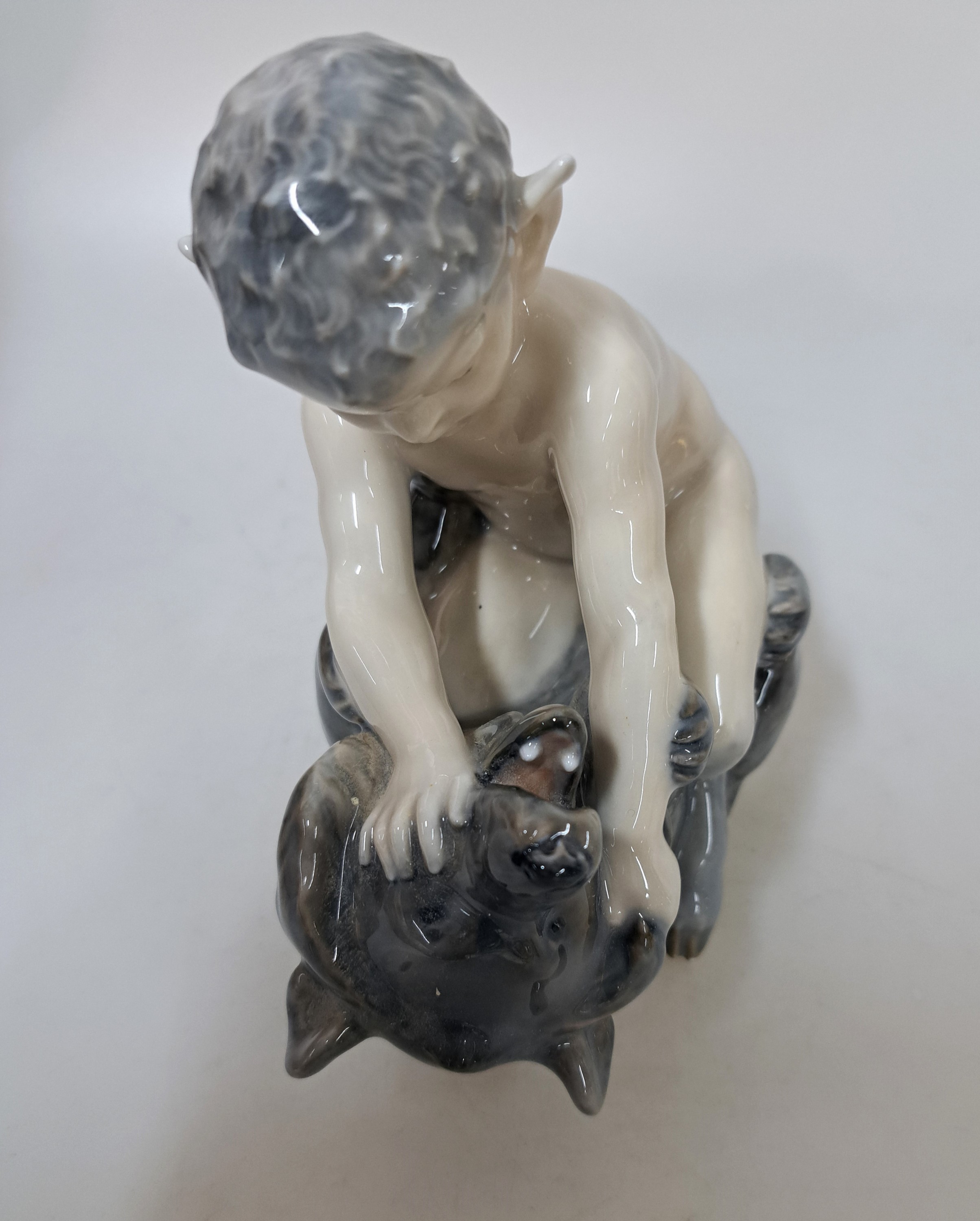 Detail f: Drei Porzellanfiguren, Royal Copenhagen, 20. Jh., Unterglasurbemalung, sitzender Faun mit Panflöte, H. ca. 13 cm, sitzender Faun mit Bär spielend, ...