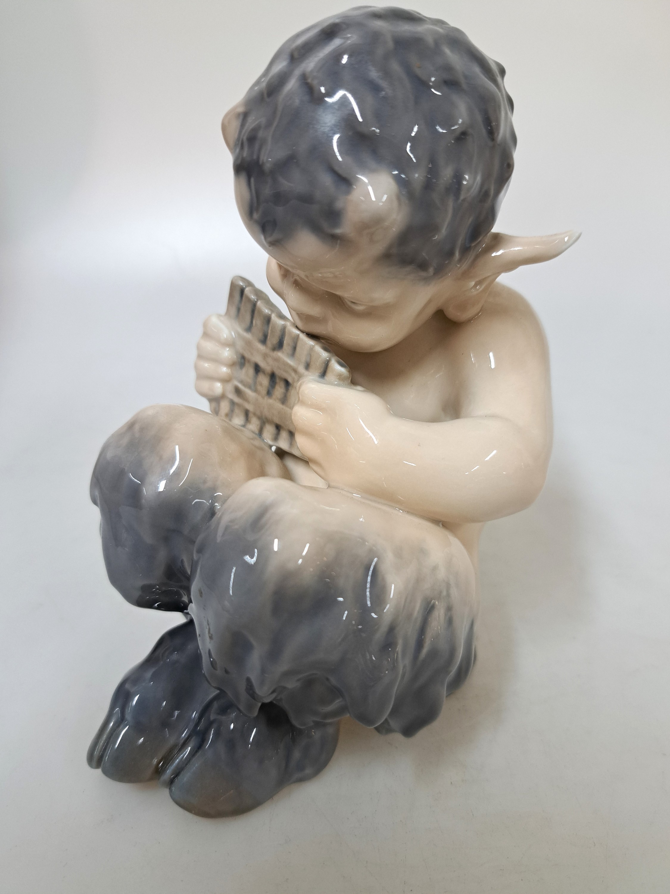 Detail i: Drei Porzellanfiguren, Royal Copenhagen, 20. Jh., Unterglasurbemalung, sitzender Faun mit Panflöte, H. ca. 13 cm, sitzender Faun mit Bär spielend, ...