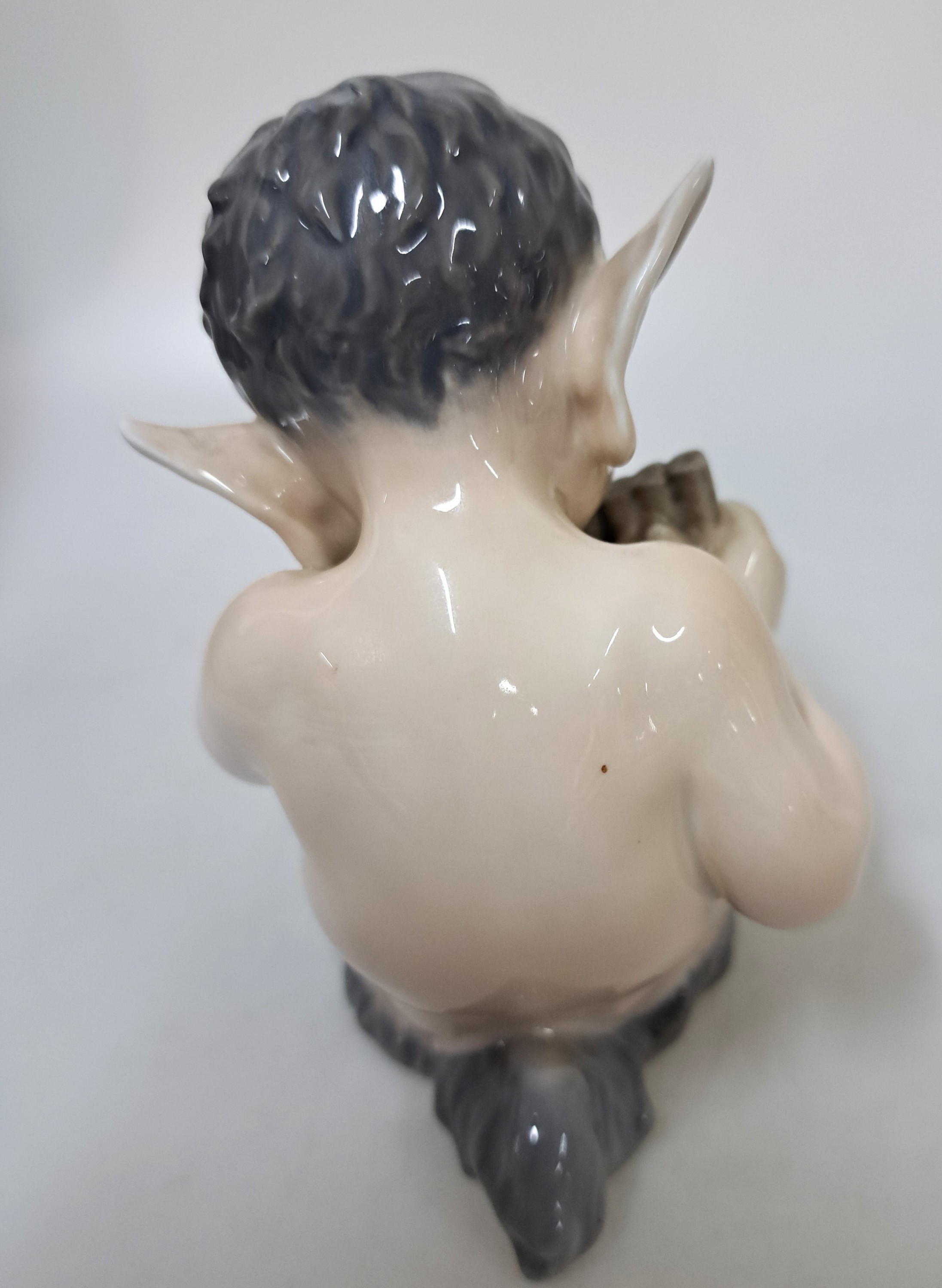 Detail j: Drei Porzellanfiguren, Royal Copenhagen, 20. Jh., Unterglasurbemalung, sitzender Faun mit Panflöte, H. ca. 13 cm, sitzender Faun mit Bär spielend, ...