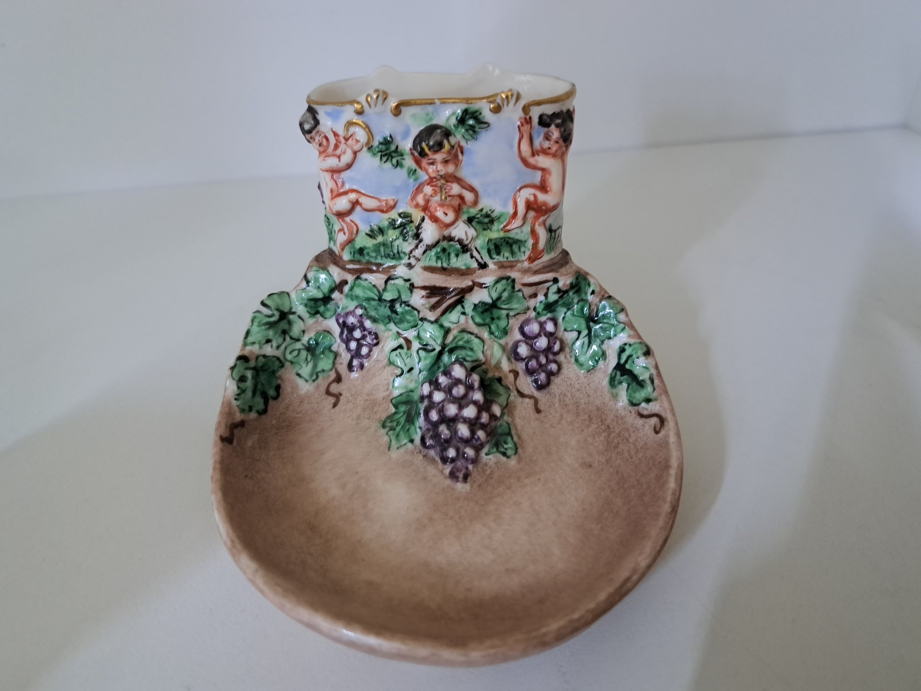 Detail f: 10 Teile Porzellan, Capo di Monte-Stil, um 1900 und später, u.a. große Milchkanne Schierholz, viele Teile Thüringen mit N- Marke und Krone u.a. ...