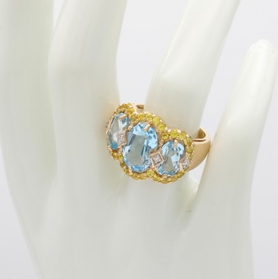 26986850b - Ring mit Blautopasen, Saphiren und Brillanten, RoséG 585/000, 3 ovale Blautopase (beh.) ...