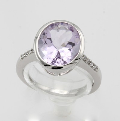 26986852a - Ring mit Amethyst und Brillanten, WG 585/000, ovaler, fliederf. Amethyst ca. 4.11 ct, ...