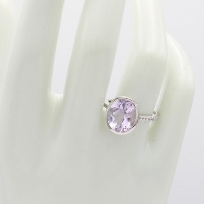 26986852b - Ring mit Amethyst und Brillanten, WG 585/000, ovaler, fliederf. Amethyst ca. 4.11 ct, ...