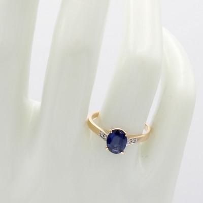 26986854b - Ring mit Saphir und Brillanten, GG 585/000, ovaler Saphir in Krappenfassung ca. 1.35 ct, ...