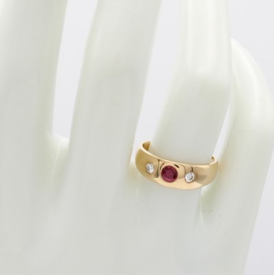 26986855b - Bandring mit Rubin und Brillanten, RoséG 585/000, runder Rubin ca. 0.22 ct, 2 Brill. ...