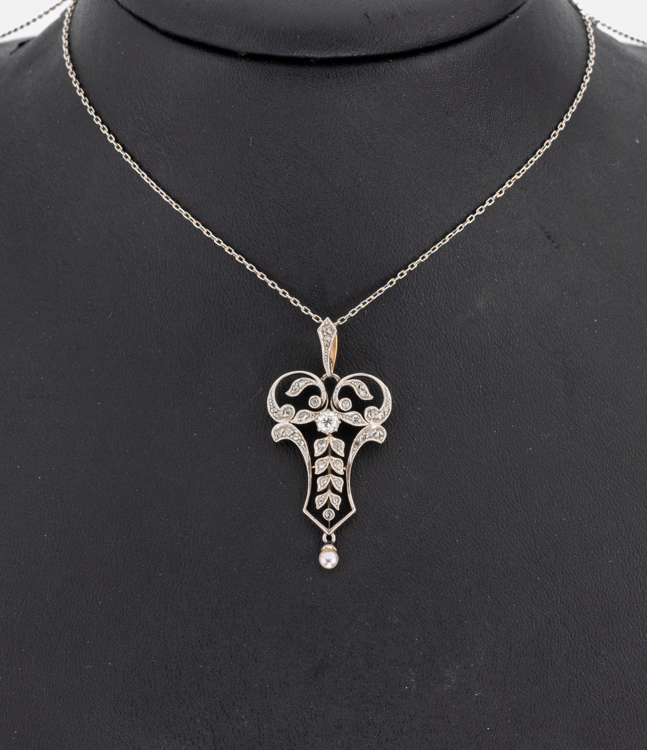 14 kt Gold Jugendstil Diamant-Perl-Anhänger, deutsch um 1900, GG 585/000 gepr., Schauseite zeittyp. plat., 1 Altschliffdiamantund 34 Diamantrosen ...