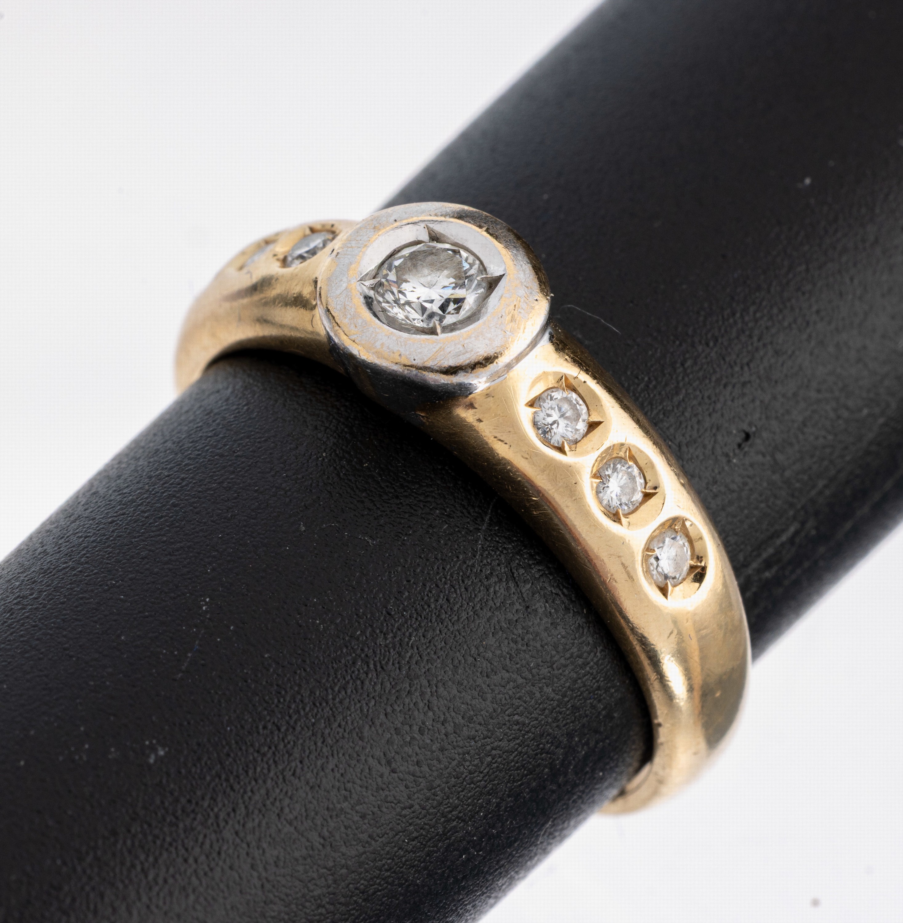 14 kt Gold Brillant-Ring, GG/WG 585/000, mittig in WG gefasster Brillant ca. 0.15 ct Weiß/si, 6 Brillanten zus. ca. 0.12 ct Weiß/p,RW 61, ca. 4.2 g