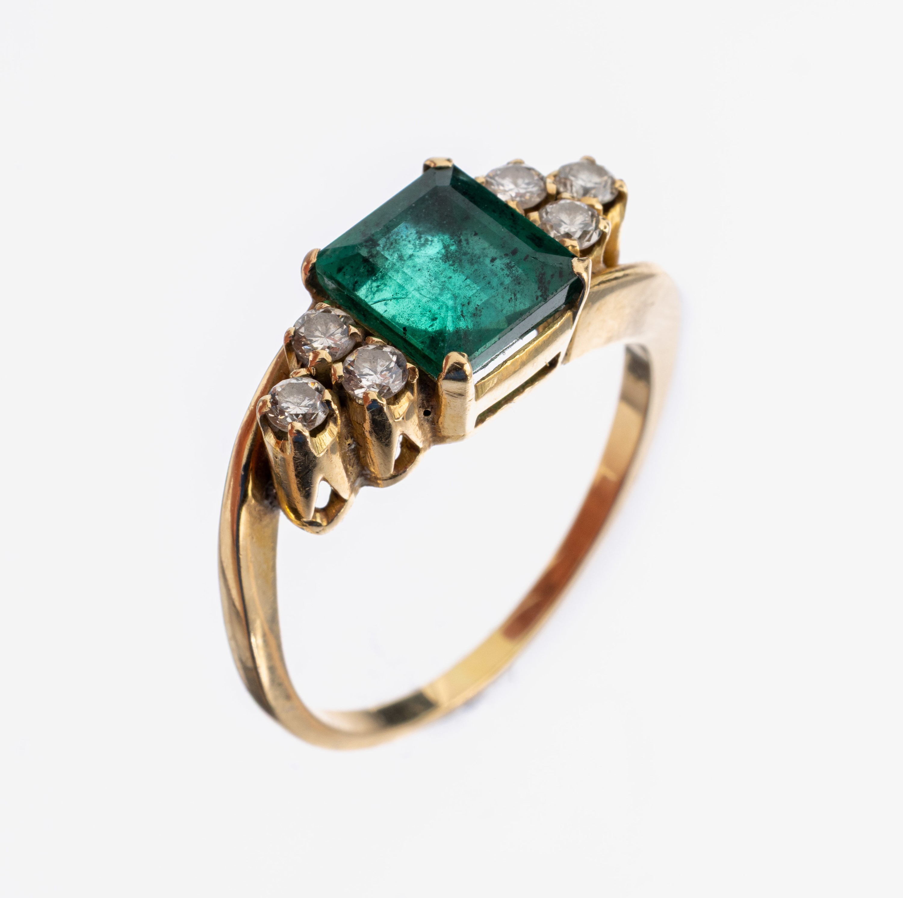 14 kt Gold Smaragd-Brillant-Ring, GG 585/000, mittig Smaragd im Treppenschliff ca. 2.0 ct, 6 Brillanten zus. ca. 0.30 ct Weiß/si, RW 60, ca. 5.0 g