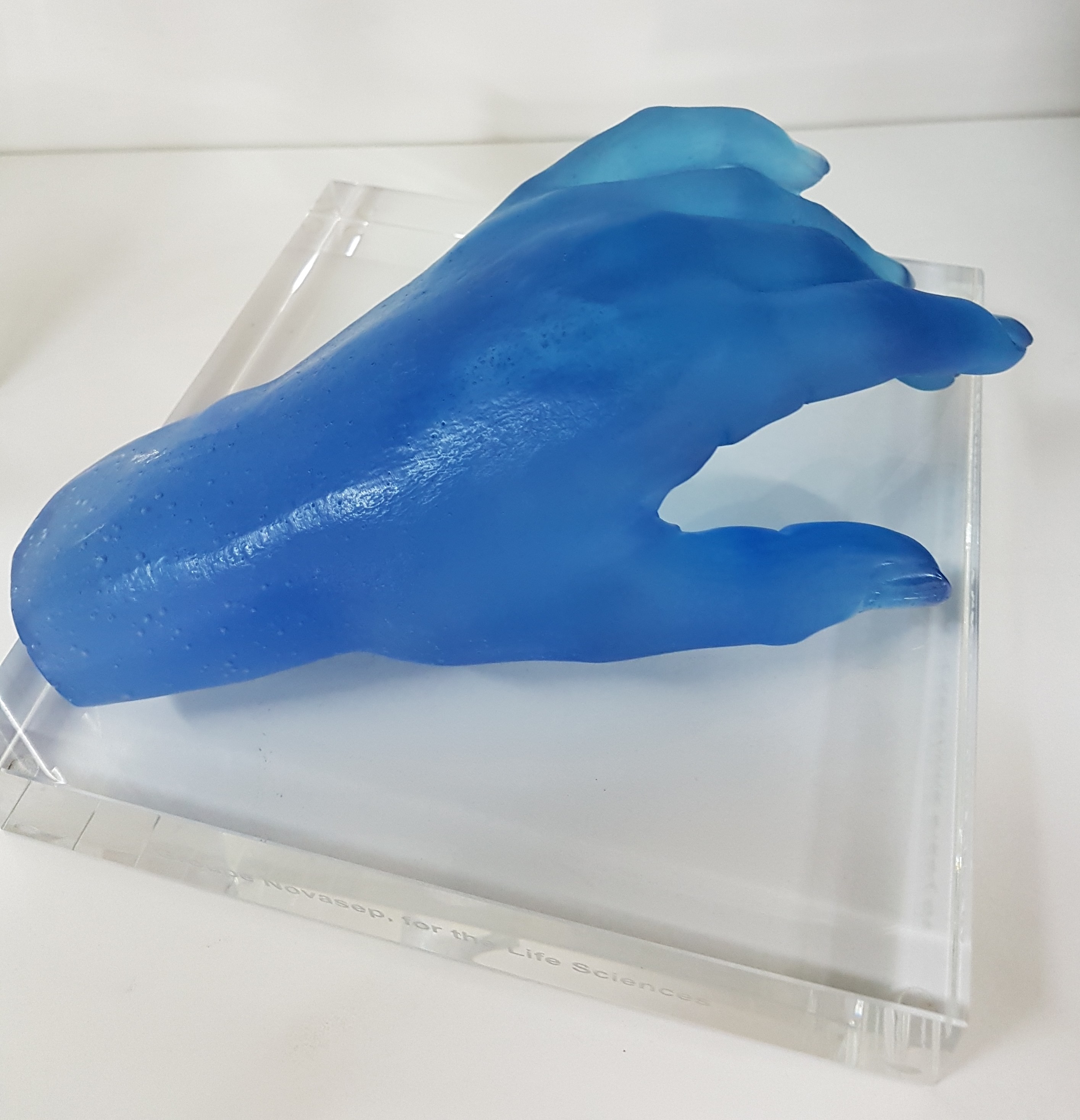 Detail a: Jean-Francois Leroy für Daum, Nancy, Glasskulptur "La Main (bleue)", blau getöntes Glas, vollplastische Darstellung einer Hand, L. 21 cm, ...