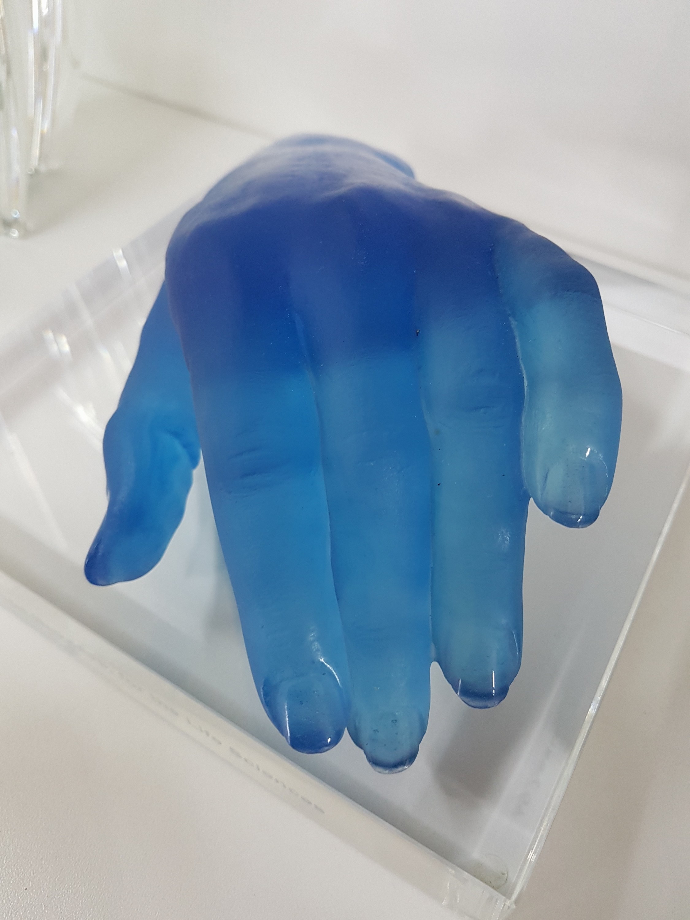 Detail c: Jean-Francois Leroy für Daum, Nancy, Glasskulptur "La Main (bleue)", blau getöntes Glas, vollplastische Darstellung einer Hand, L. 21 cm, ...