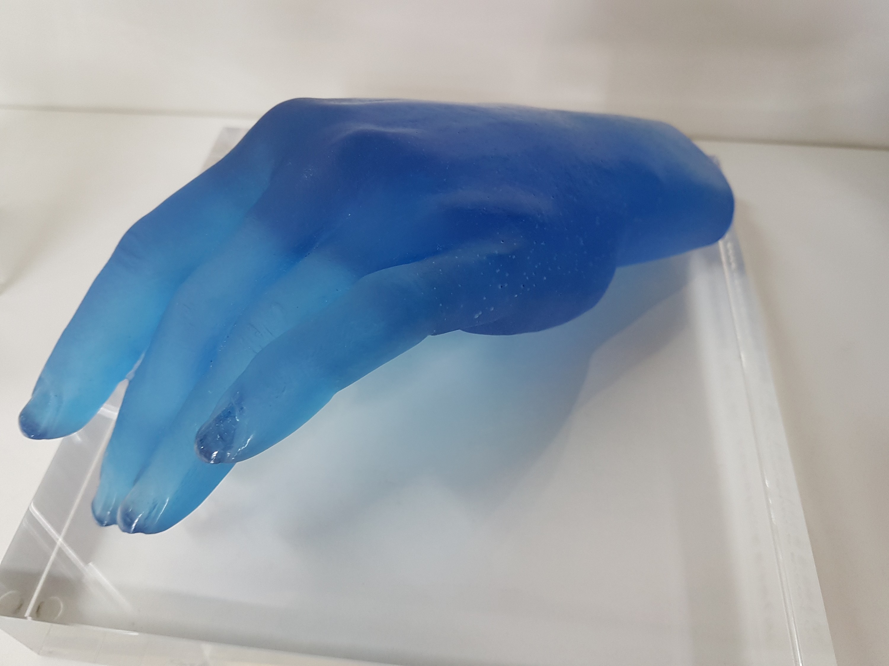 Detail d: Jean-Francois Leroy für Daum, Nancy, Glasskulptur "La Main (bleue)", blau getöntes Glas, vollplastische Darstellung einer Hand, L. 21 cm, ...