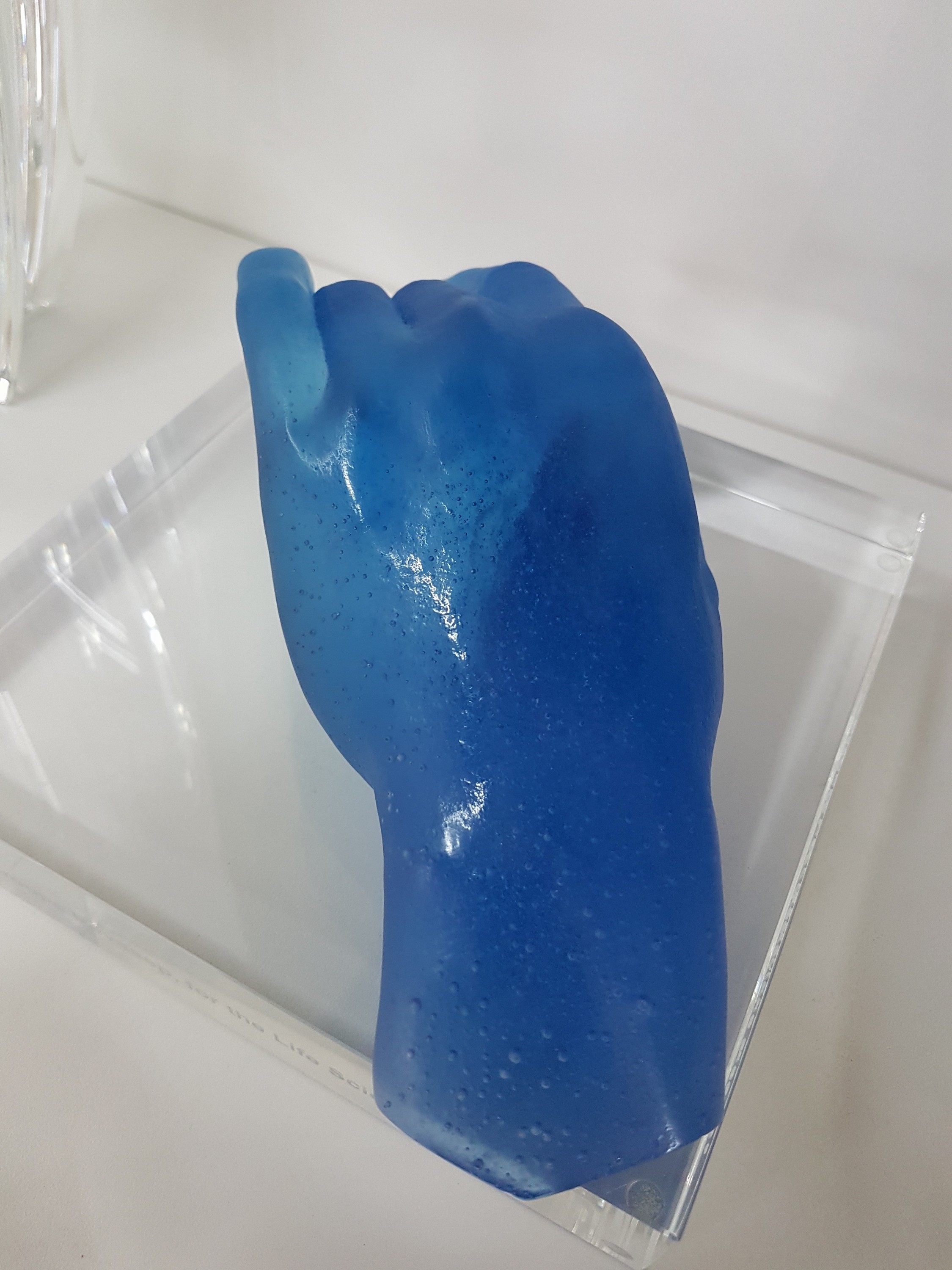Detail e: Jean-Francois Leroy für Daum, Nancy, Glasskulptur "La Main (bleue)", blau getöntes Glas, vollplastische Darstellung einer Hand, L. 21 cm, ...