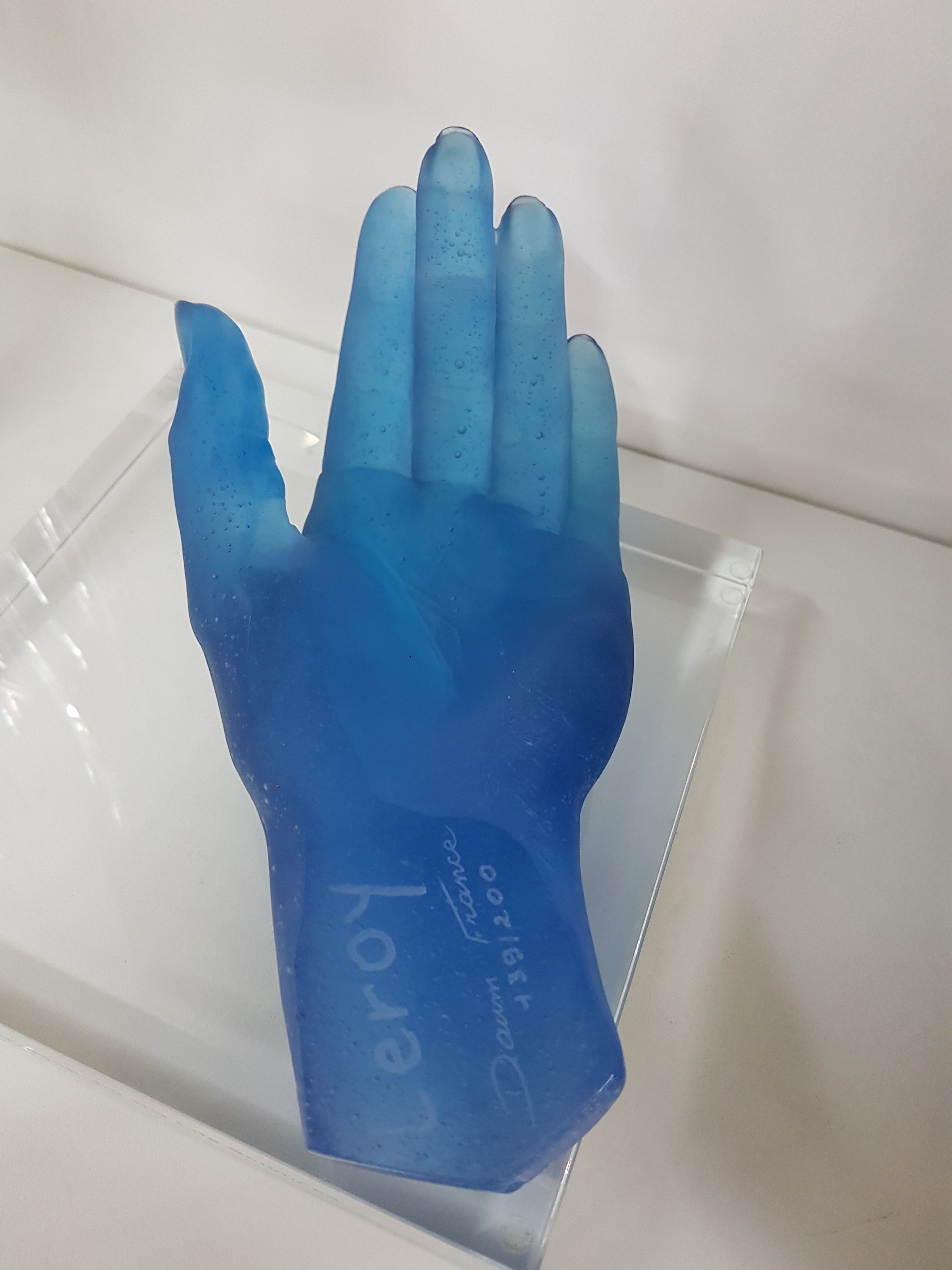 Detail f: Jean-Francois Leroy für Daum, Nancy, Glasskulptur "La Main (bleue)", blau getöntes Glas, vollplastische Darstellung einer Hand, L. 21 cm, ...