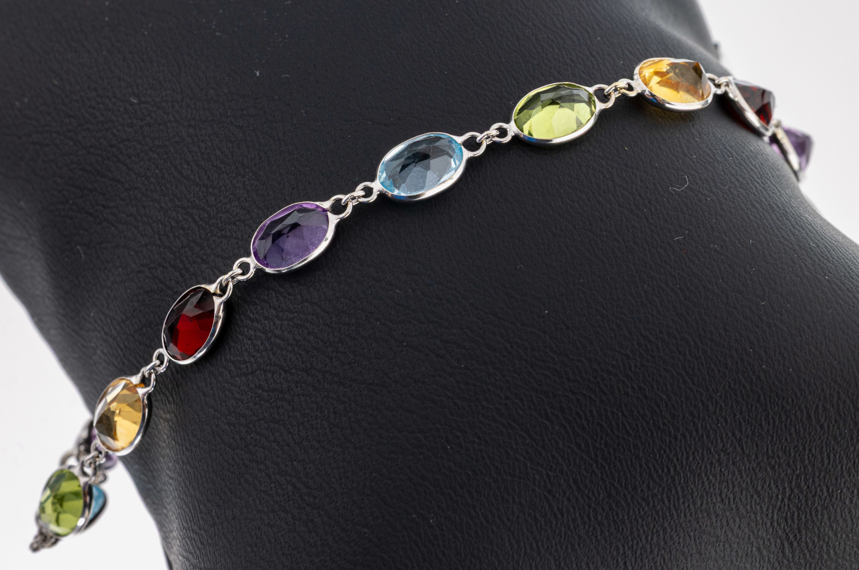 14 kt Gold Farbstein-Armband, WG 585/000, 16 ovalfacett. Farbsteine, Granat, Citrin, Peridot, Topas (beh.) und Amethyst zus. ca. 8.0 ct, L. ca. 19.5 ...