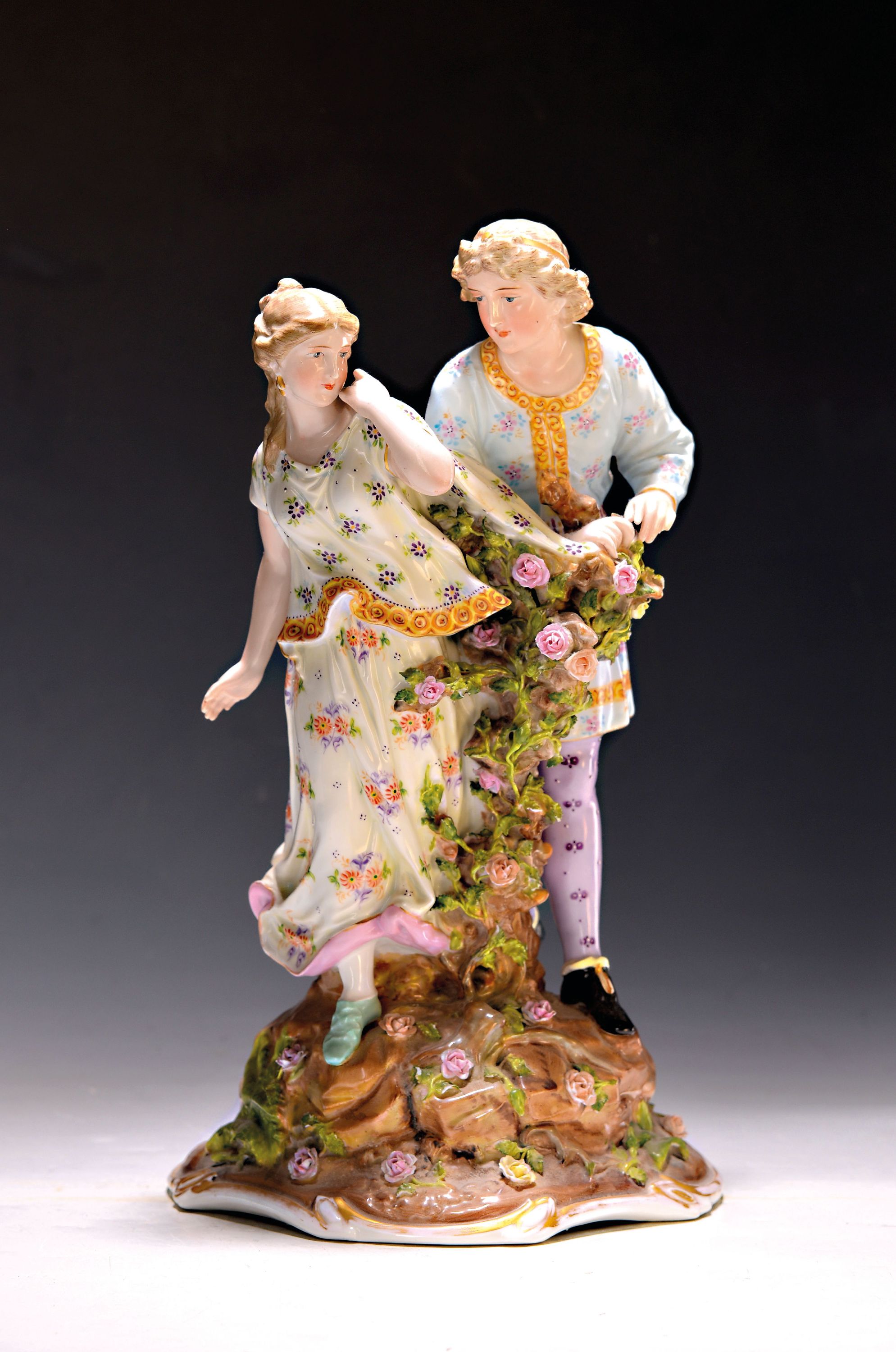 Image 26986923 - Große Porzellanfigur, Sitzendorf, um 1900, romantisches Paar an der Rosenhecke, bunt ...