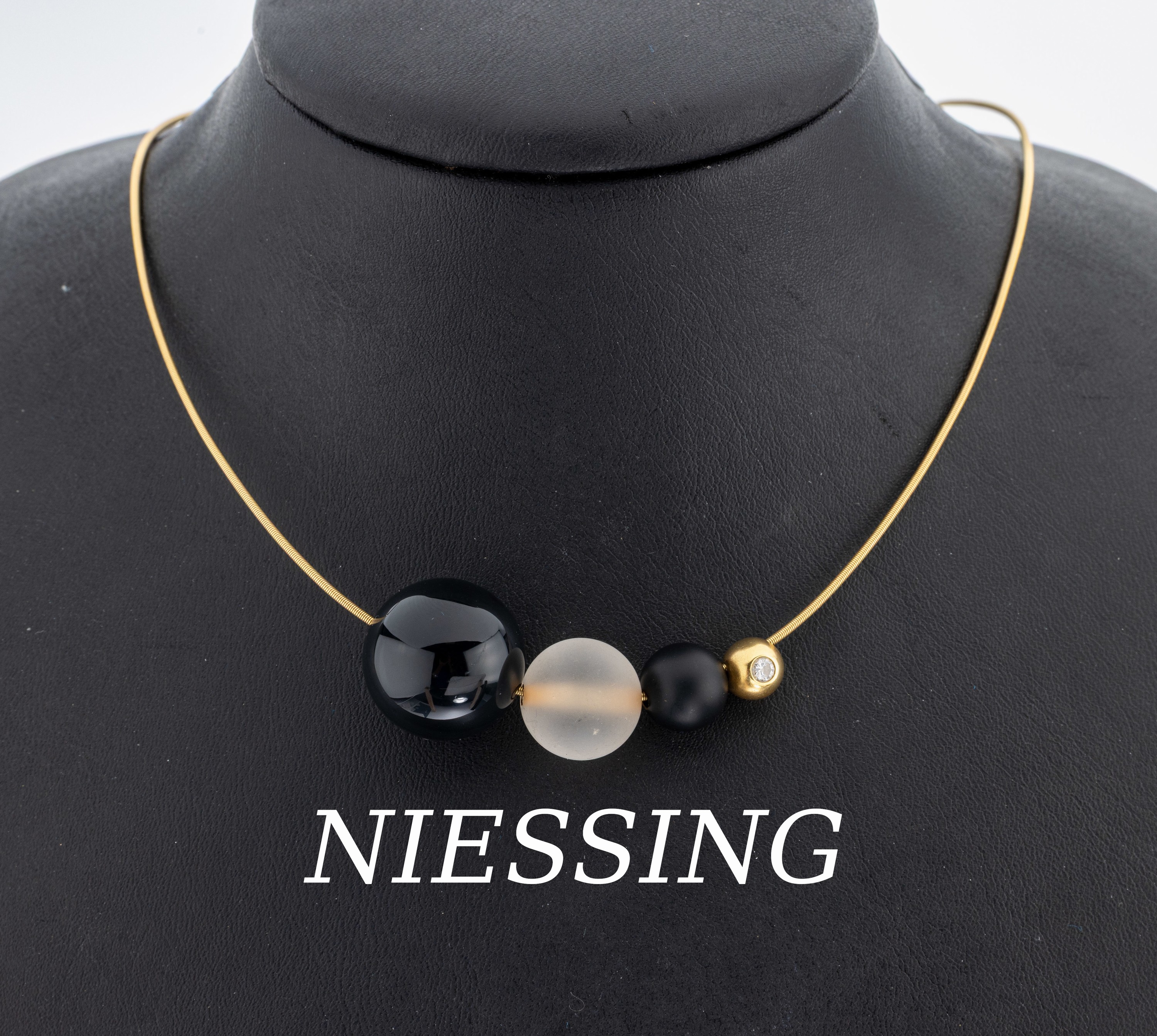 Image 26986925 - 18 kt Gold NIESSING Farbstein-Brillant- Collier, GG 750/000, 4 Kugeln, 1 X Onyx, D.ca. ...