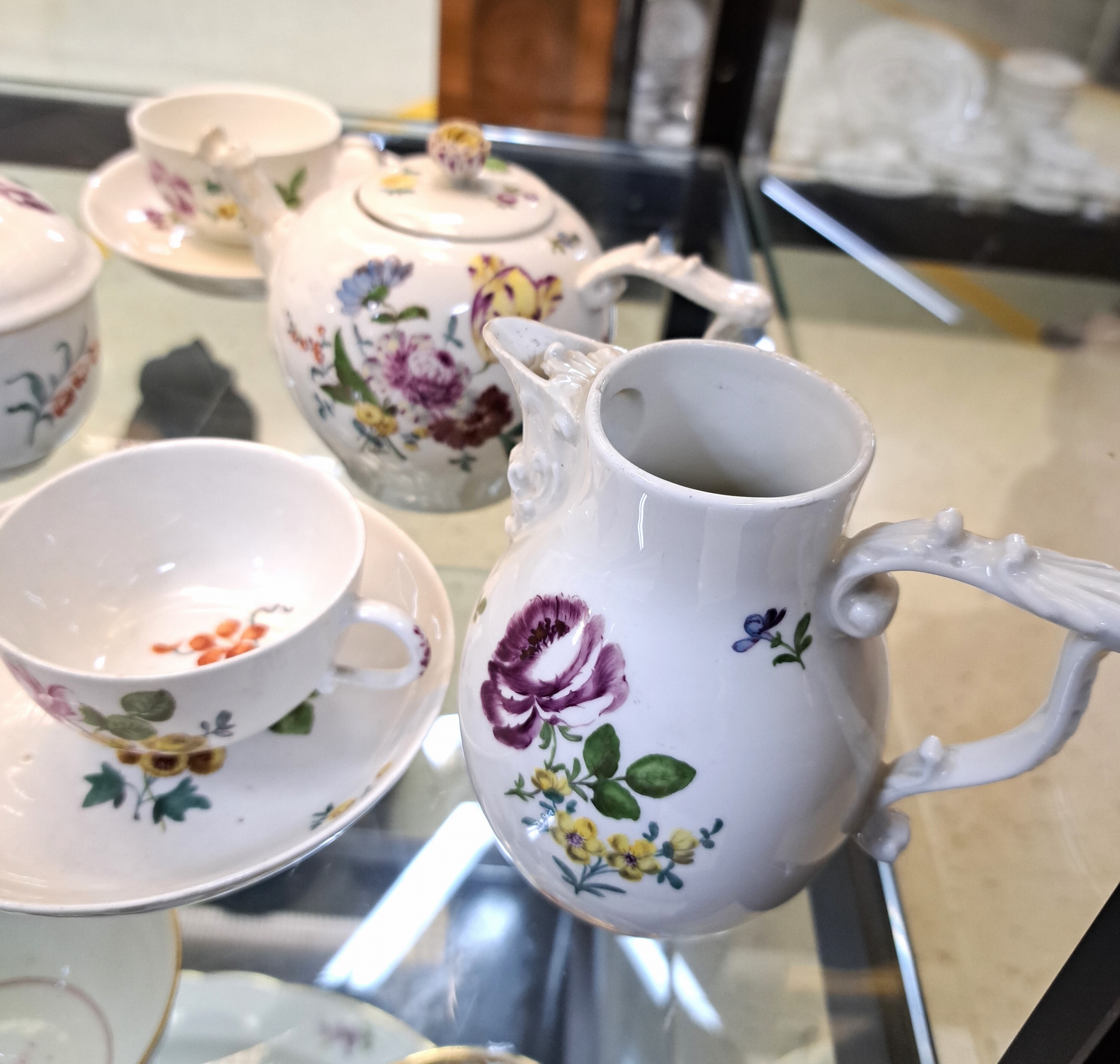 Detail a: 5 Teile Porzellan, Meissen, Marcolini, um 1800, Kännchen (Ausguß besch.), Zuckerdose, Kännchen ohne Deckel, 2 Tassen mit Untertassen, mit feiner ...