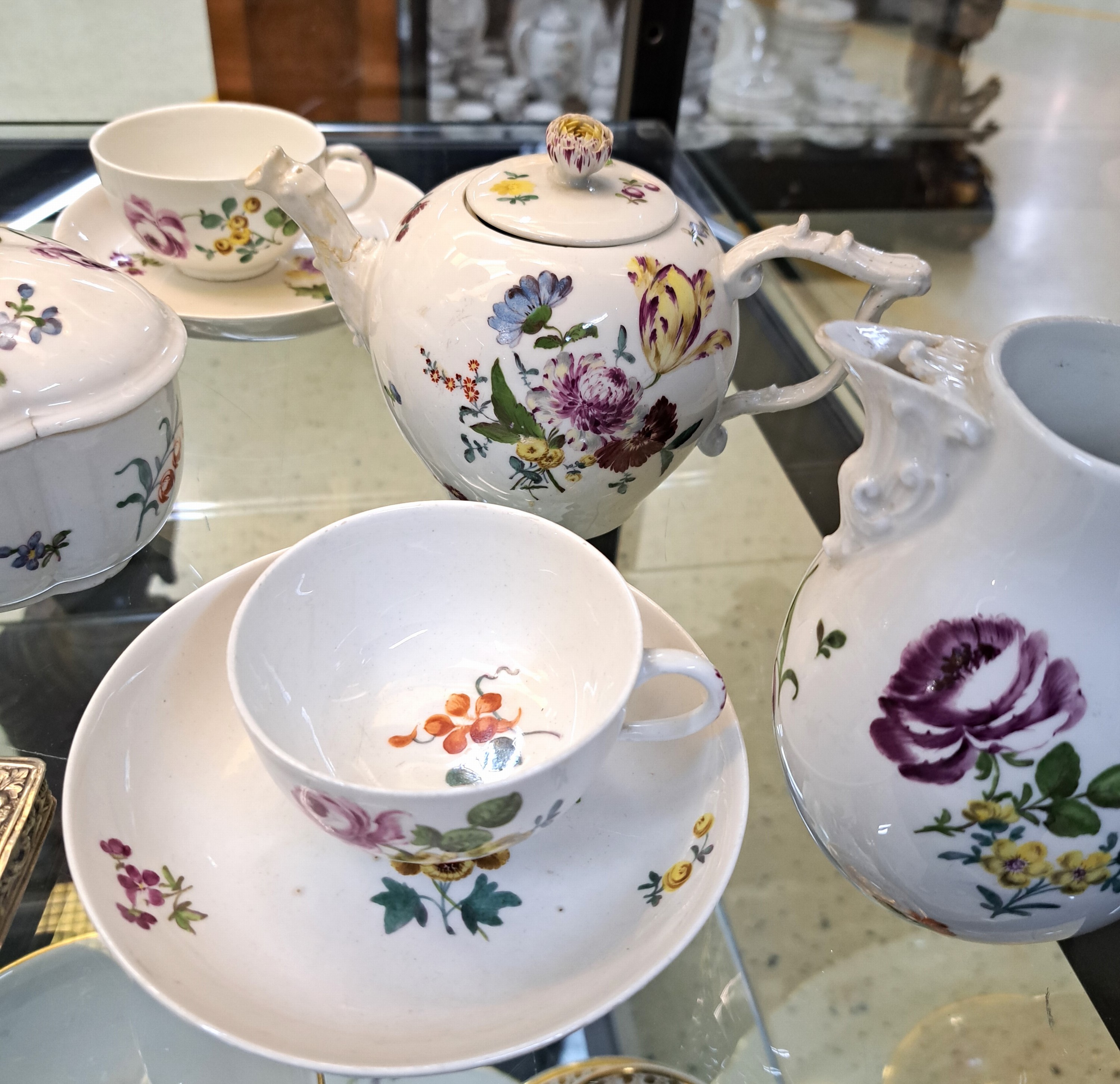 Detail b: 5 Teile Porzellan, Meissen, Marcolini, um 1800, Kännchen (Ausguß besch.), Zuckerdose, Kännchen ohne Deckel, 2 Tassen mit Untertassen, mit feiner ...