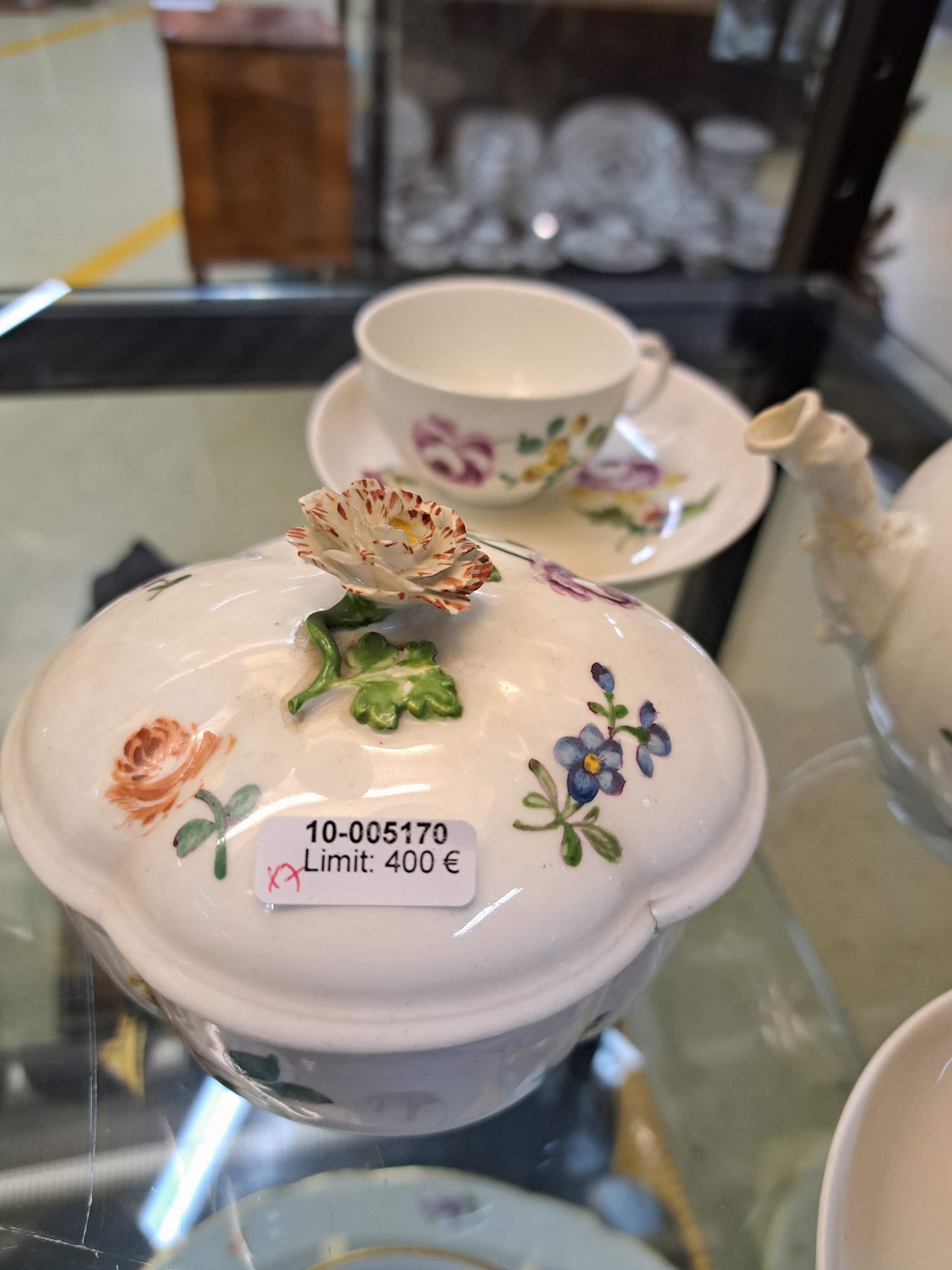 Detail c: 5 Teile Porzellan, Meissen, Marcolini, um 1800, Kännchen (Ausguß besch.), Zuckerdose, Kännchen ohne Deckel, 2 Tassen mit Untertassen, mit feiner ...