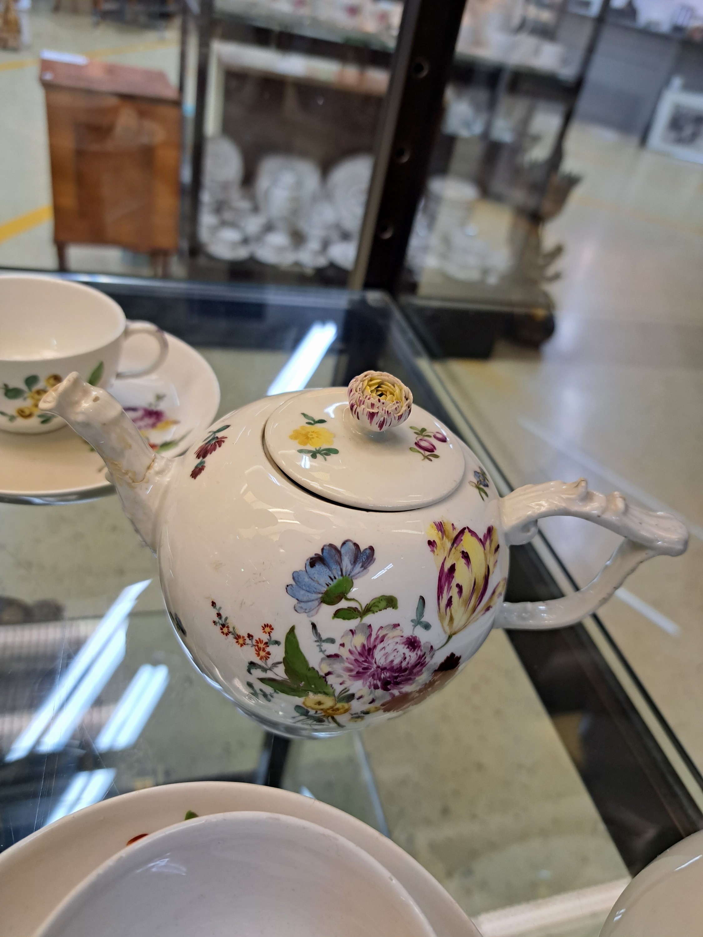 Detail d: 5 Teile Porzellan, Meissen, Marcolini, um 1800, Kännchen (Ausguß besch.), Zuckerdose, Kännchen ohne Deckel, 2 Tassen mit Untertassen, mit feiner ...