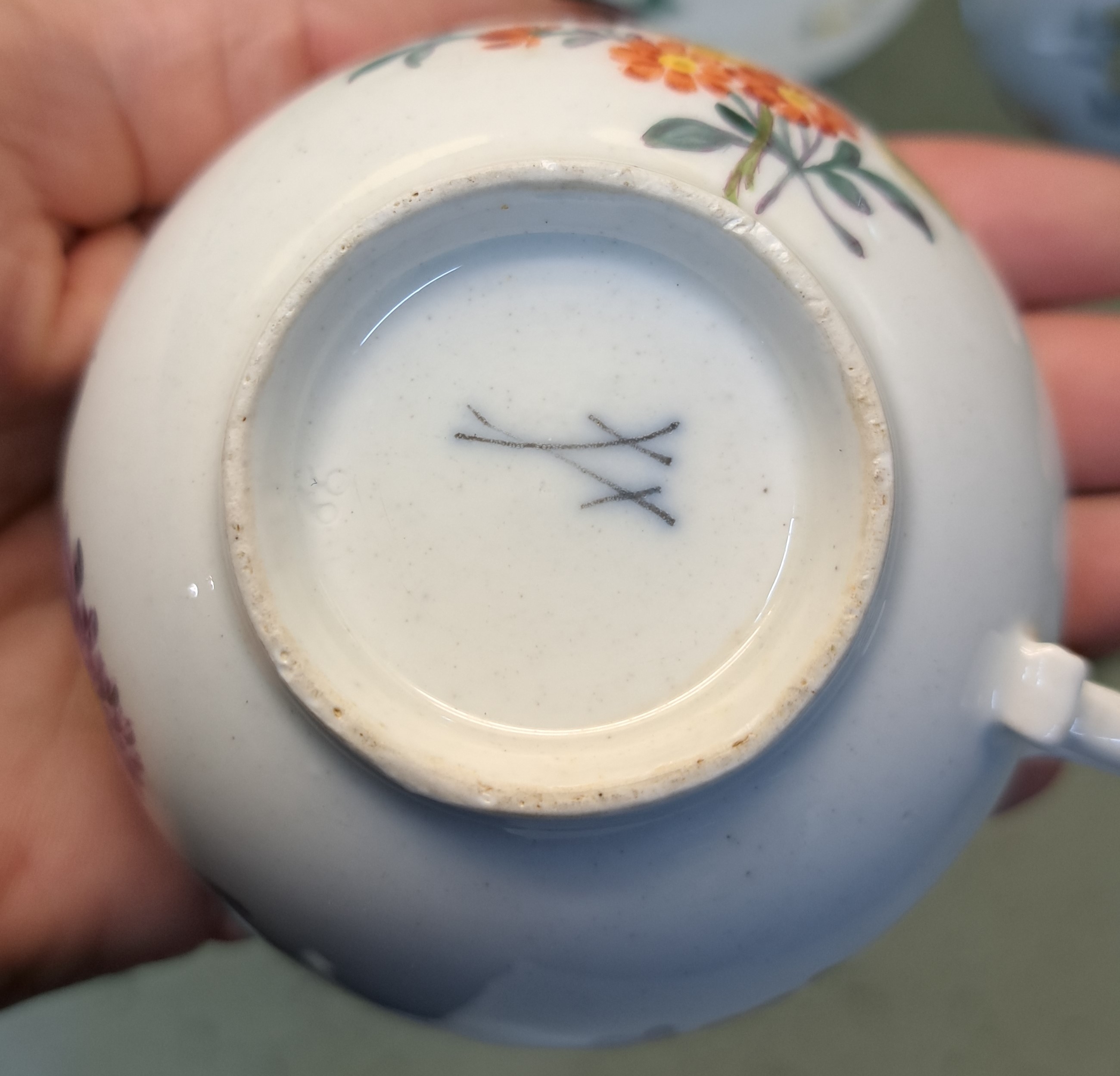 Detail e: 5 Teile Porzellan, Meissen, Marcolini, um 1800, Kännchen (Ausguß besch.), Zuckerdose, Kännchen ohne Deckel, 2 Tassen mit Untertassen, mit feiner ...