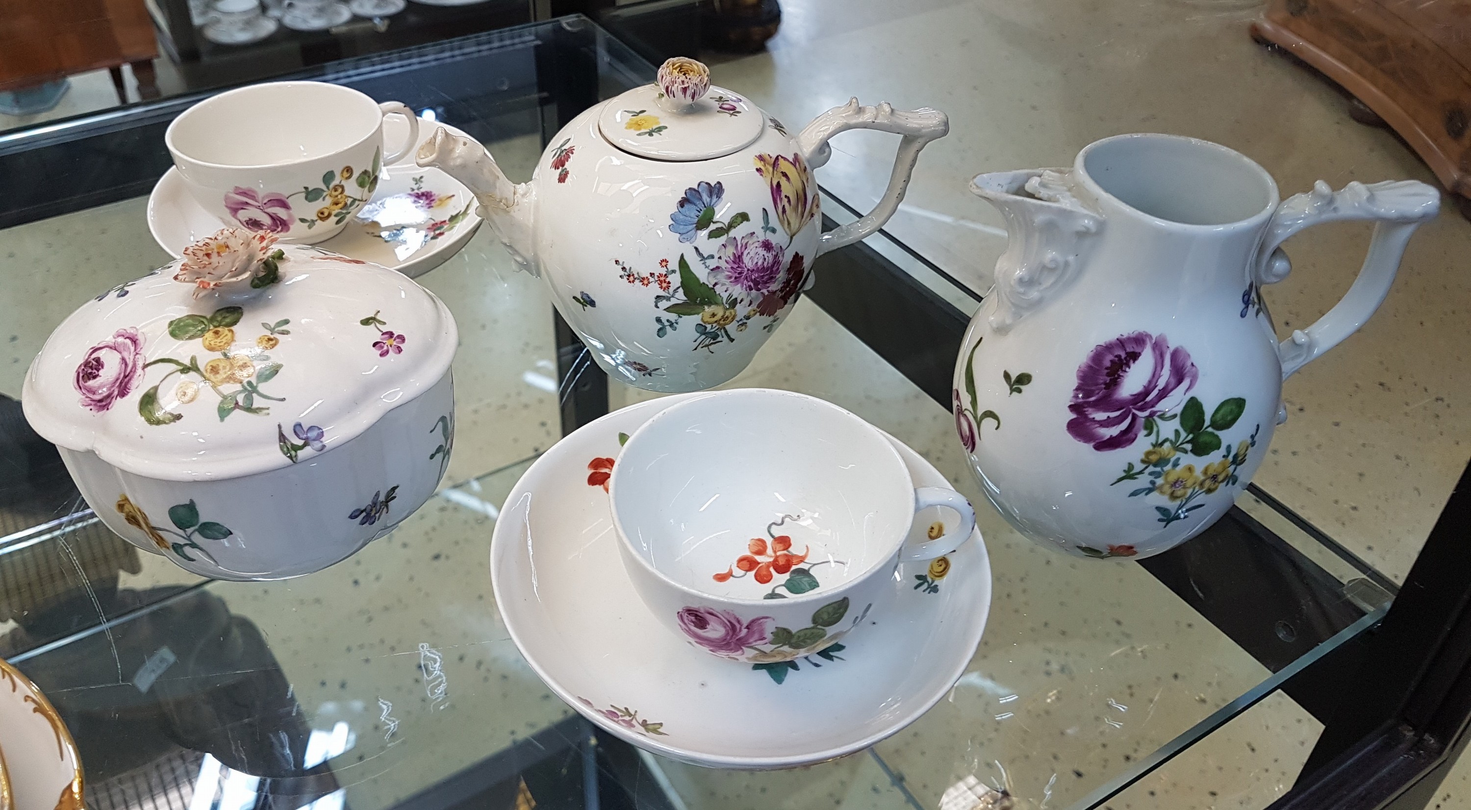 Detail f: 5 Teile Porzellan, Meissen, Marcolini, um 1800, Kännchen (Ausguß besch.), Zuckerdose, Kännchen ohne Deckel, 2 Tassen mit Untertassen, mit feiner ...