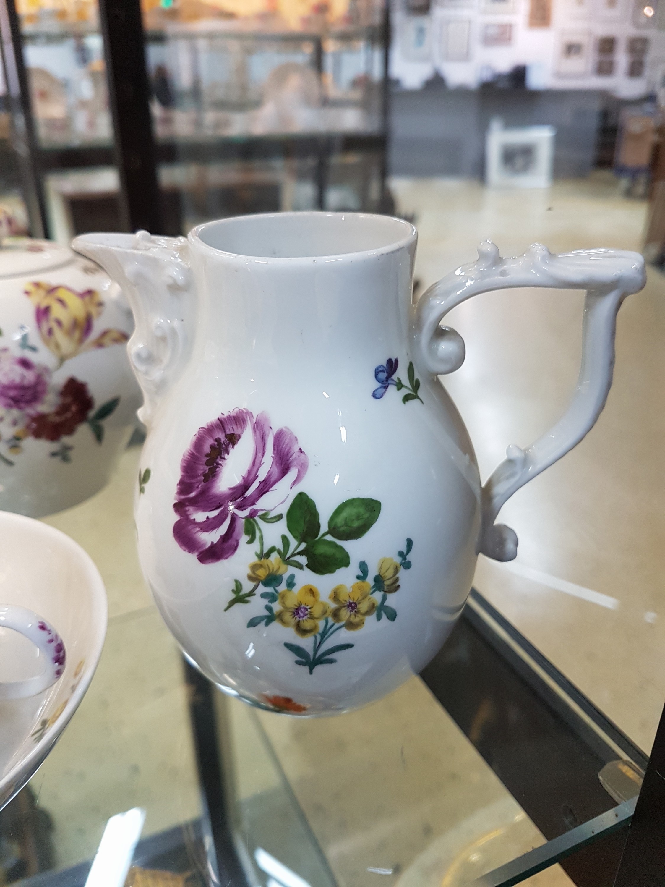 Detail g: 5 Teile Porzellan, Meissen, Marcolini, um 1800, Kännchen (Ausguß besch.), Zuckerdose, Kännchen ohne Deckel, 2 Tassen mit Untertassen, mit feiner ...