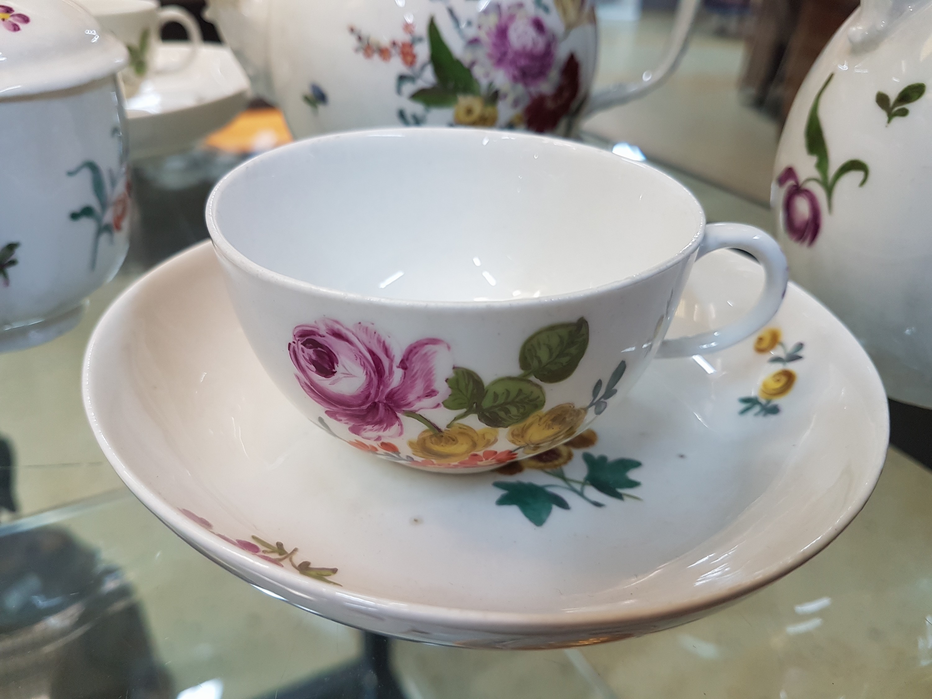 Detail h: 5 Teile Porzellan, Meissen, Marcolini, um 1800, Kännchen (Ausguß besch.), Zuckerdose, Kännchen ohne Deckel, 2 Tassen mit Untertassen, mit feiner ...