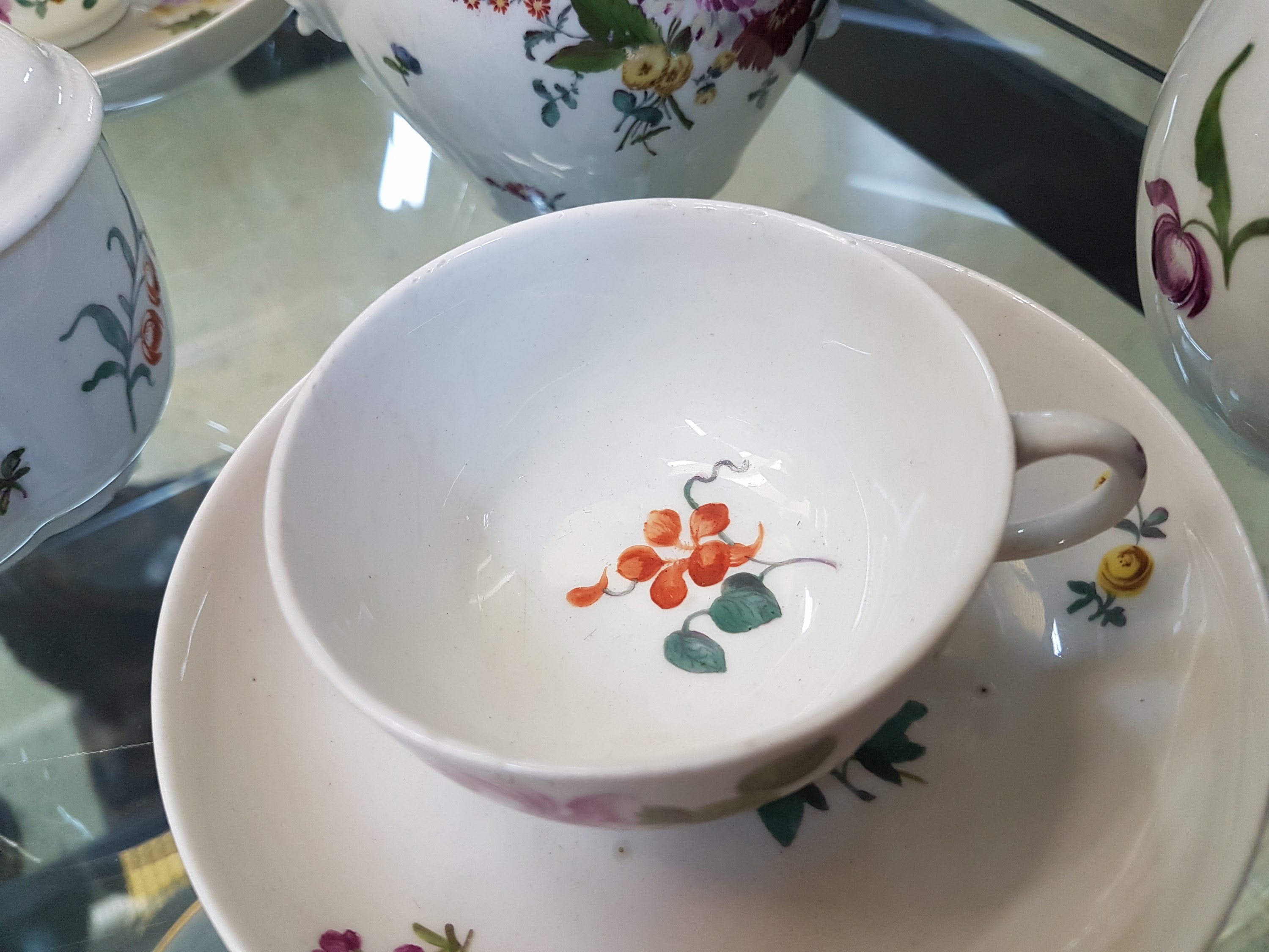 Detail i: 5 Teile Porzellan, Meissen, Marcolini, um 1800, Kännchen (Ausguß besch.), Zuckerdose, Kännchen ohne Deckel, 2 Tassen mit Untertassen, mit feiner ...