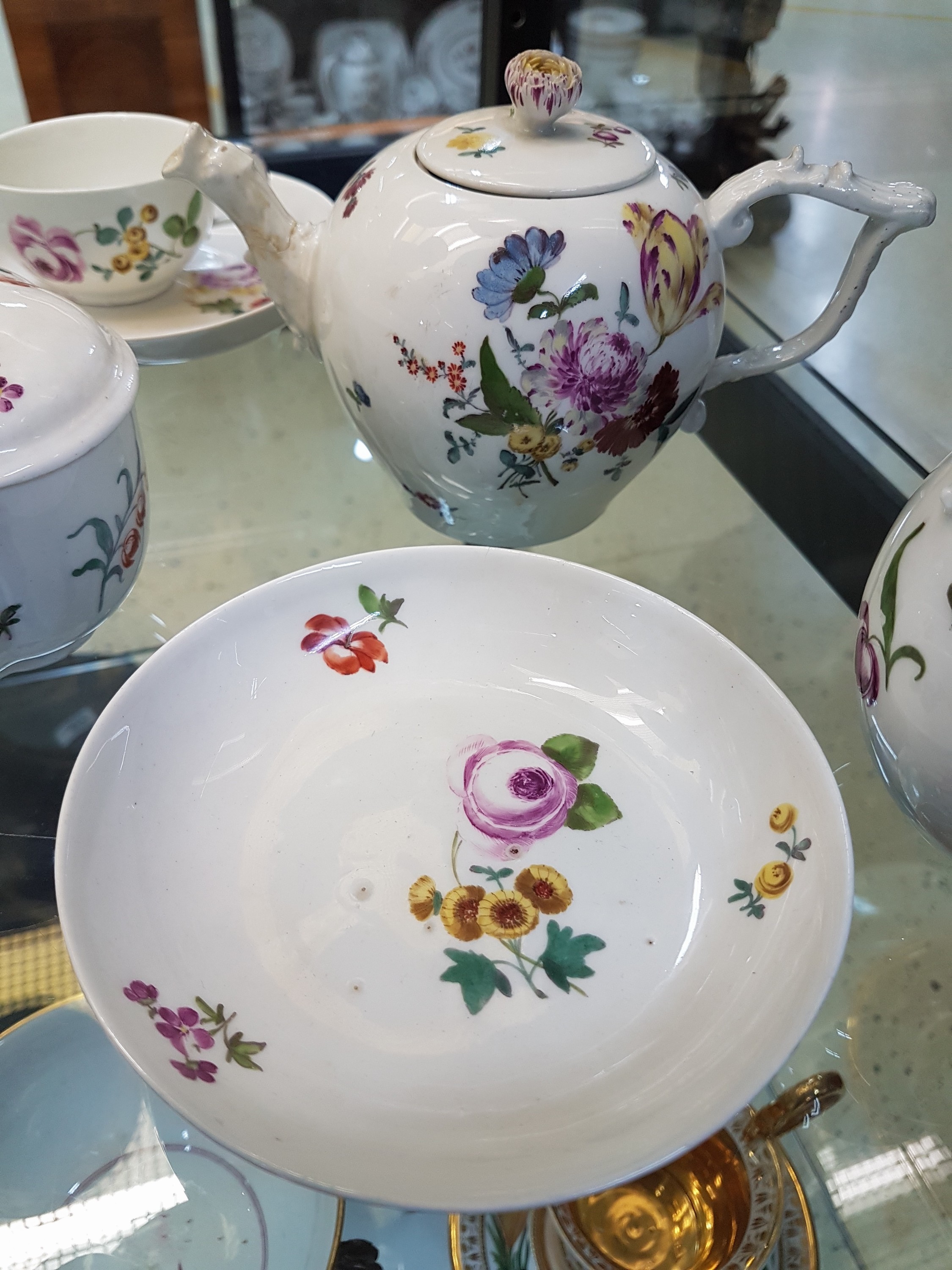 Detail j: 5 Teile Porzellan, Meissen, Marcolini, um 1800, Kännchen (Ausguß besch.), Zuckerdose, Kännchen ohne Deckel, 2 Tassen mit Untertassen, mit feiner ...