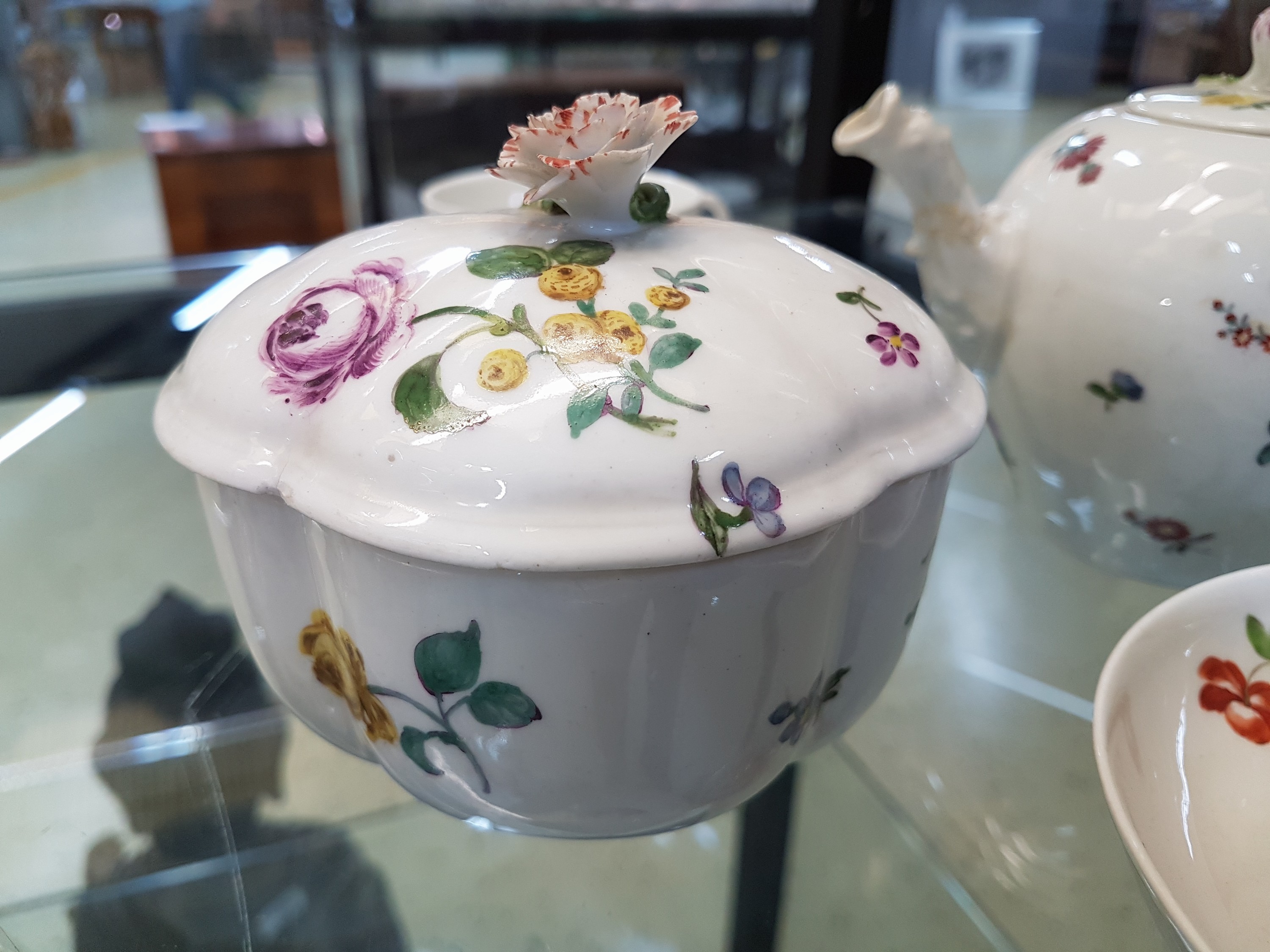 Detail k: 5 Teile Porzellan, Meissen, Marcolini, um 1800, Kännchen (Ausguß besch.), Zuckerdose, Kännchen ohne Deckel, 2 Tassen mit Untertassen, mit feiner ...