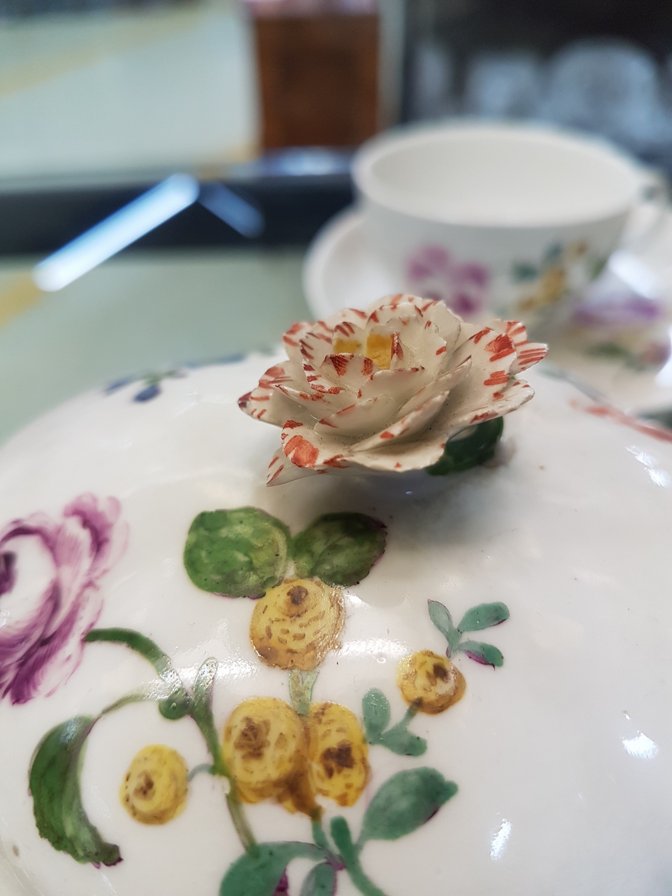 Detail l: 5 Teile Porzellan, Meissen, Marcolini, um 1800, Kännchen (Ausguß besch.), Zuckerdose, Kännchen ohne Deckel, 2 Tassen mit Untertassen, mit feiner ...