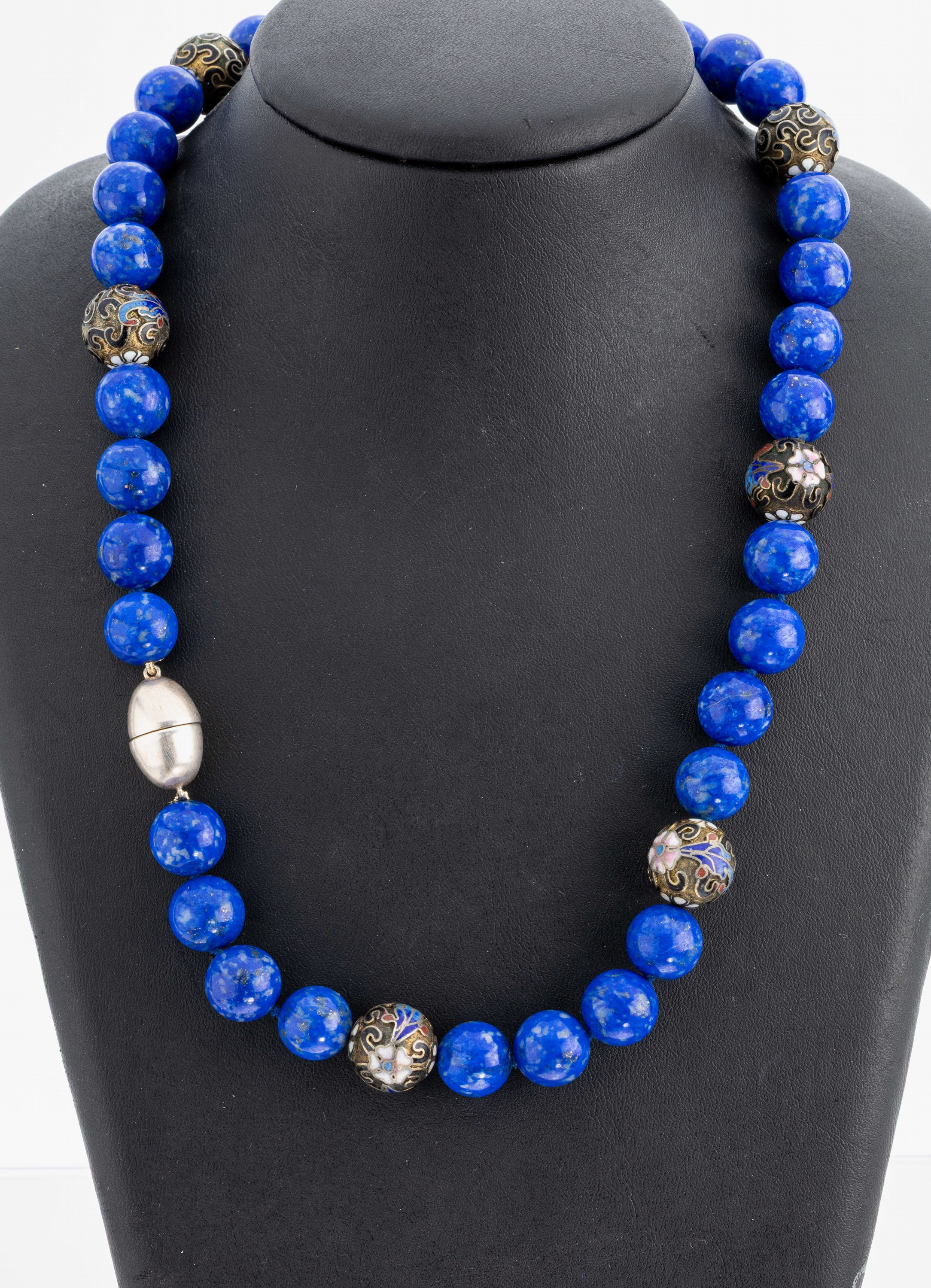 Lapislazuli-Collier mit Email-Zwischenglieder, Silber gepr., Lapislazuli-Kugeln mit Pyrit-Einschlüssen, D. ca. 12 mm, 7 Zwischenglieder,China ...