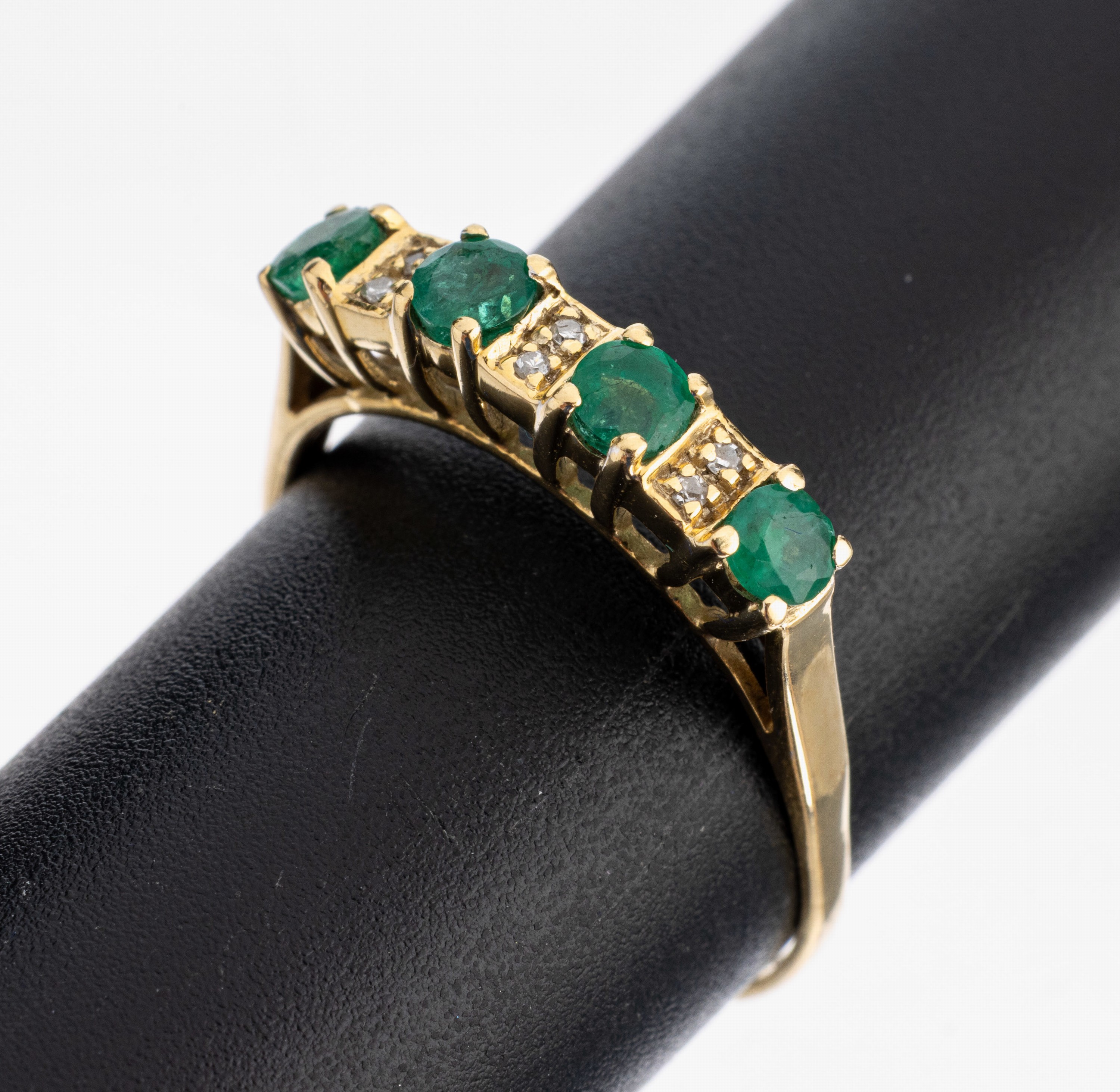 18 kt Gold Smaragd-Diamant-Ring, GG 750/000, 4 rundfacett. Smaragde zus. ca. 0.20 ct, 6 8/8-Diamanten zus. ca. 0.03 ct Weiß/p, RW 60, ca. 2.5 g